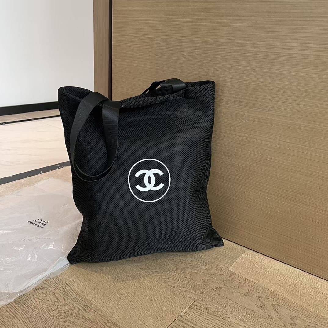 CHANEL Beauty Black Mesh Tote Bag วัสดุผ้าตาข่ายบุนวมนุ่ม จะใช้วันสบายๆ หรือใส่เอกสารต่างๆ ได้เลย พกพาได้ทุกๆวัน
