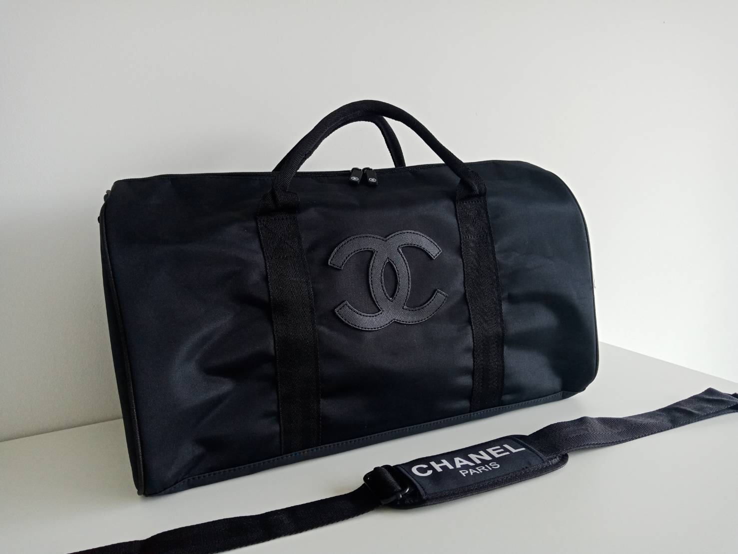 travel & fitness bag กับ Chanel VIP Gift Bag Travel Bag Gym Duffel Weekend จากงานพรีเมี่ยมกิ้ฟแบรนด์หรูอย่าง Chanel ของแท้100% ตัวกระเป๋าเป็นผ้า Oxford หนาอย่างดี *ปักโลโก้หนังสีดำ เปิดปิดด้วยซิปแบรนด์ อะไหล่คุณภาพเยี่ยม ด้านในจุของได้เยอะมากๆ ใส่เสื้อผ้า