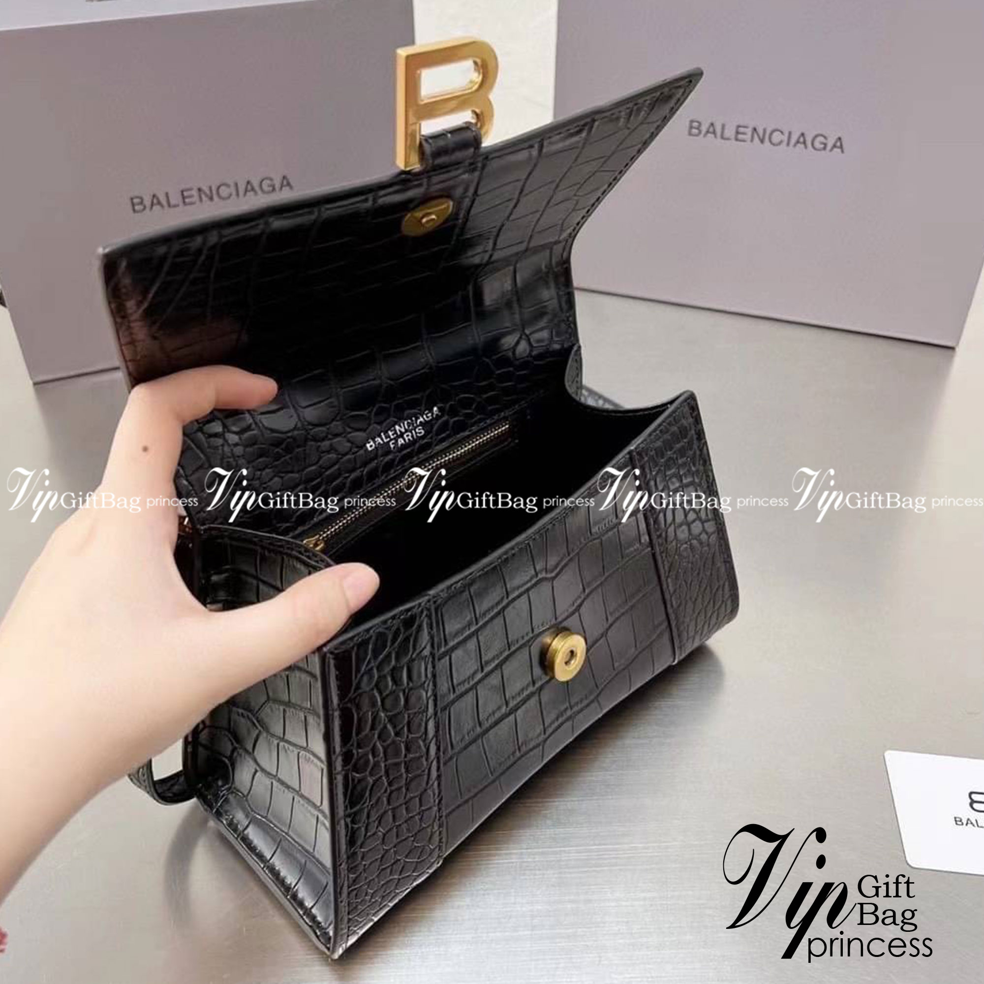 BALENCIAGA Hourglass BAG XS S / BALENCIAGA Hourglass Crocodile embossed calfskin กระเป๋าสะพายแบรนด์หรูซิกเนเจอร์ใบล่าสุด ที่มาพร้อมดีไซน์โดดเด่น มีความโฉบเฉี่ยว โค้งมนเหมือนพระจันทร์เสี้ยว เพิ่มความโดดเด่นสะดุดตาด้วยการตกแต่งอักษร B เมทัลลิก ที่เป็นเอกลัก