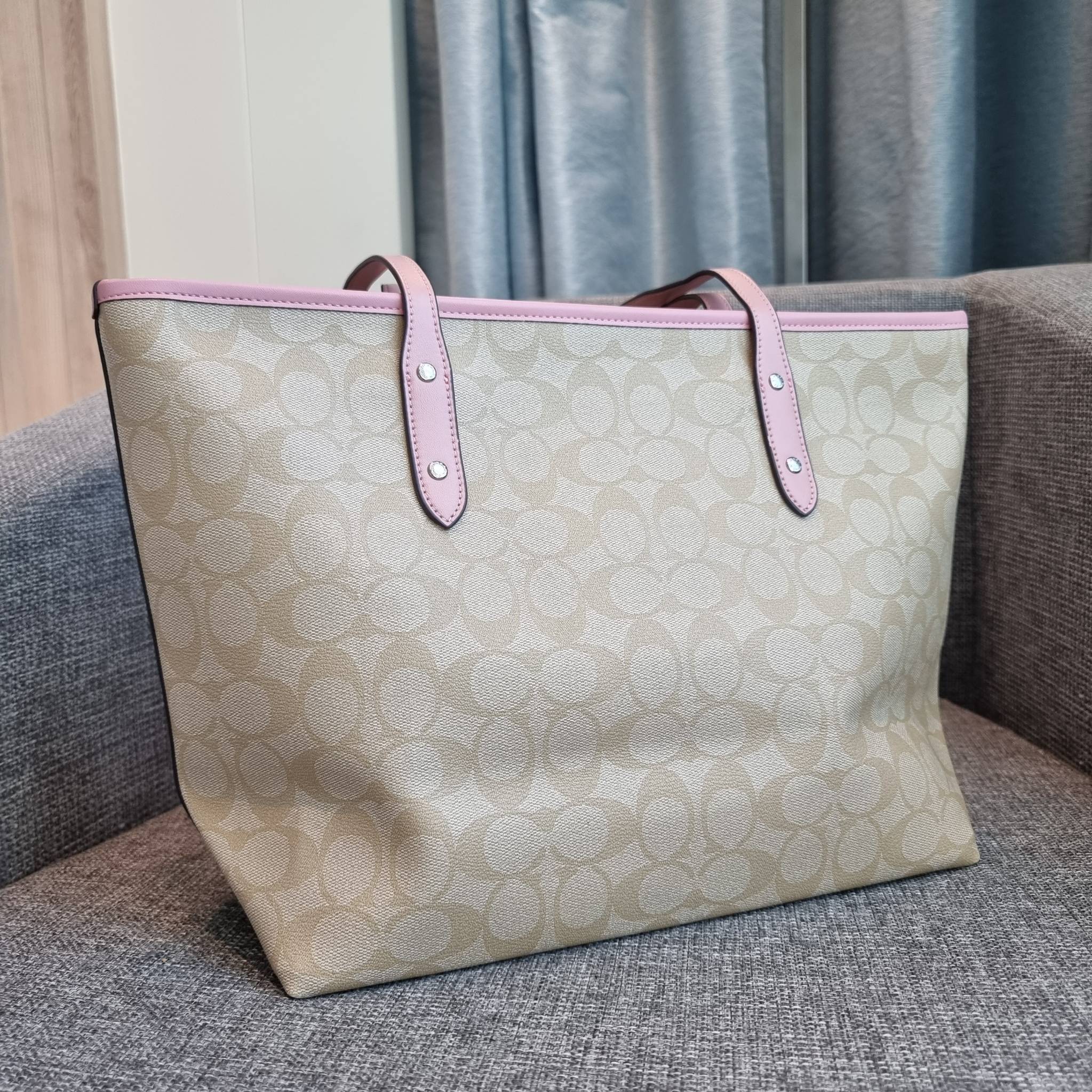 OUTLET 】COACH F58292 CITY ZIP TOTE IN SIGNATURE 16" รุ่นขายดี!! ไซส์ใหญ่ สีสวยมาให้แบบจัดเต็ม!! กระเป๋าถือทรงโท้ทใบใหญ่ สวยน่าใช้ทุกสี สะพายคล้องไหล่ได้เก๋ๆ จุของแน่นๆไปเลยจ้า!! วัสดุหนังแคนวาสคุณภาพ ปากกระเป๋าเปิด-ปิดด้วยซิป กันของหล่นได้ ถือไปไหนก็