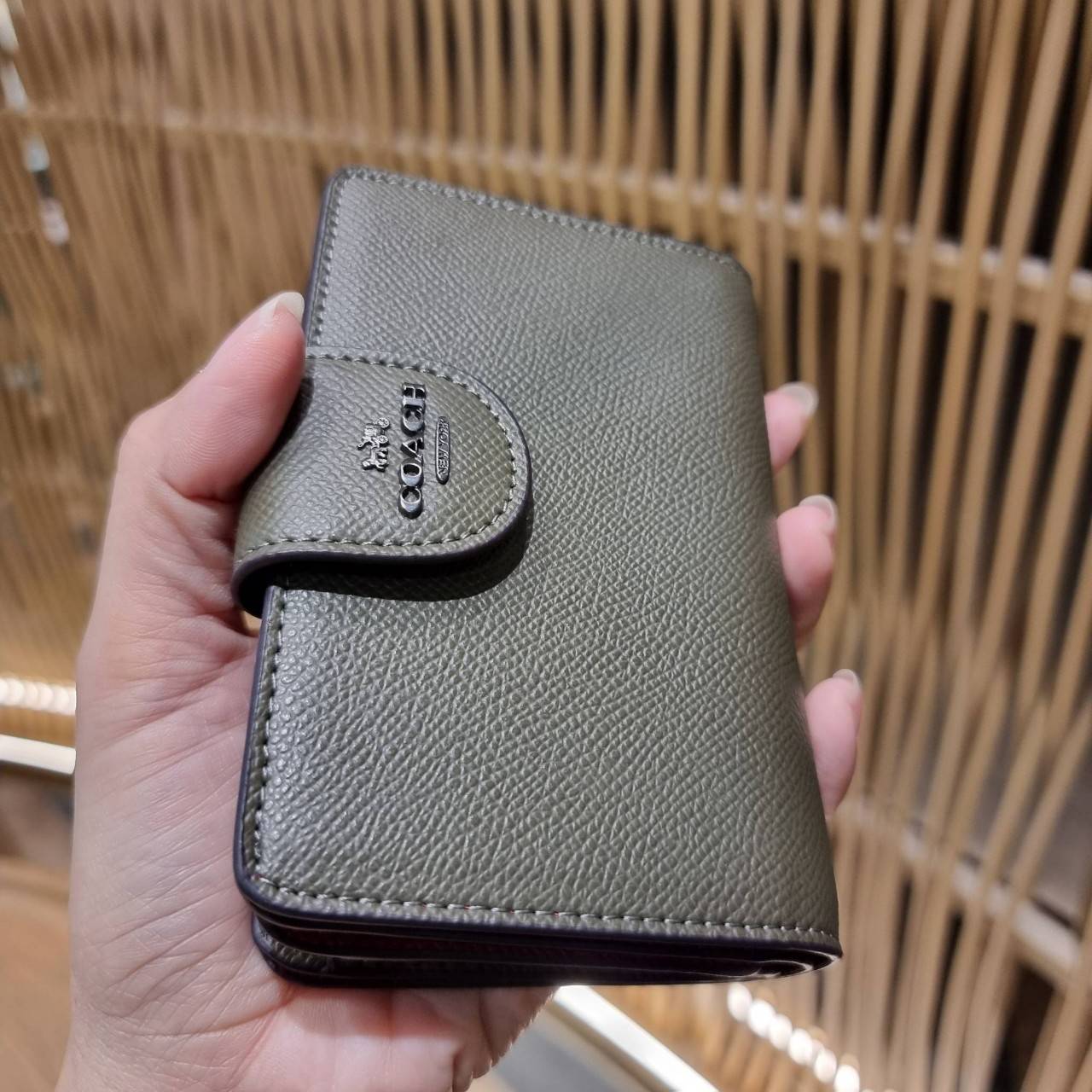 COACH 6390 MEDIUM CORNER ZIP WALLET เดอะเบสท์รุ่นที่สาวๆตามหา!! ดีไซน์ใหม่ สวยสะกด!! กระเป๋าสตางค์ใบกลาง สีคลาสสิค เรียบแต่แฝงความหรู บอกเลยว่ามันละมุนมาก!! ด้วยวัสดุหนัง crossgrain ที่ดูแลรักษาง่าย และยังดูผู้ดี ถือใช้แล้วขับผิวทุกสี ภายในมีช่องใส่บัตรแล