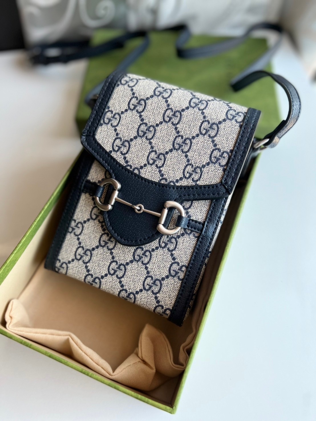 Gucci Horsebit 1955 mini bag / Gucci Phone Bag ออริจินอล รุ่นยอดฮิต ไซส์มินิ ที่ใครๆก็ต้องรู้จัก!! กับกระเป๋าขนาดมินิในรูปแบบผ้าแจ็คการ์ดสีขาวงาช้างและน้ำเงิน ได้รับแรงบันดาลใจมาจากดีไซน์ดั้งเดิม ซึ่งแอคเซสเซอรี่นี้โดดเด่นด้วยรายละเอียดดั้งเดิมที่ทันสมัยโ