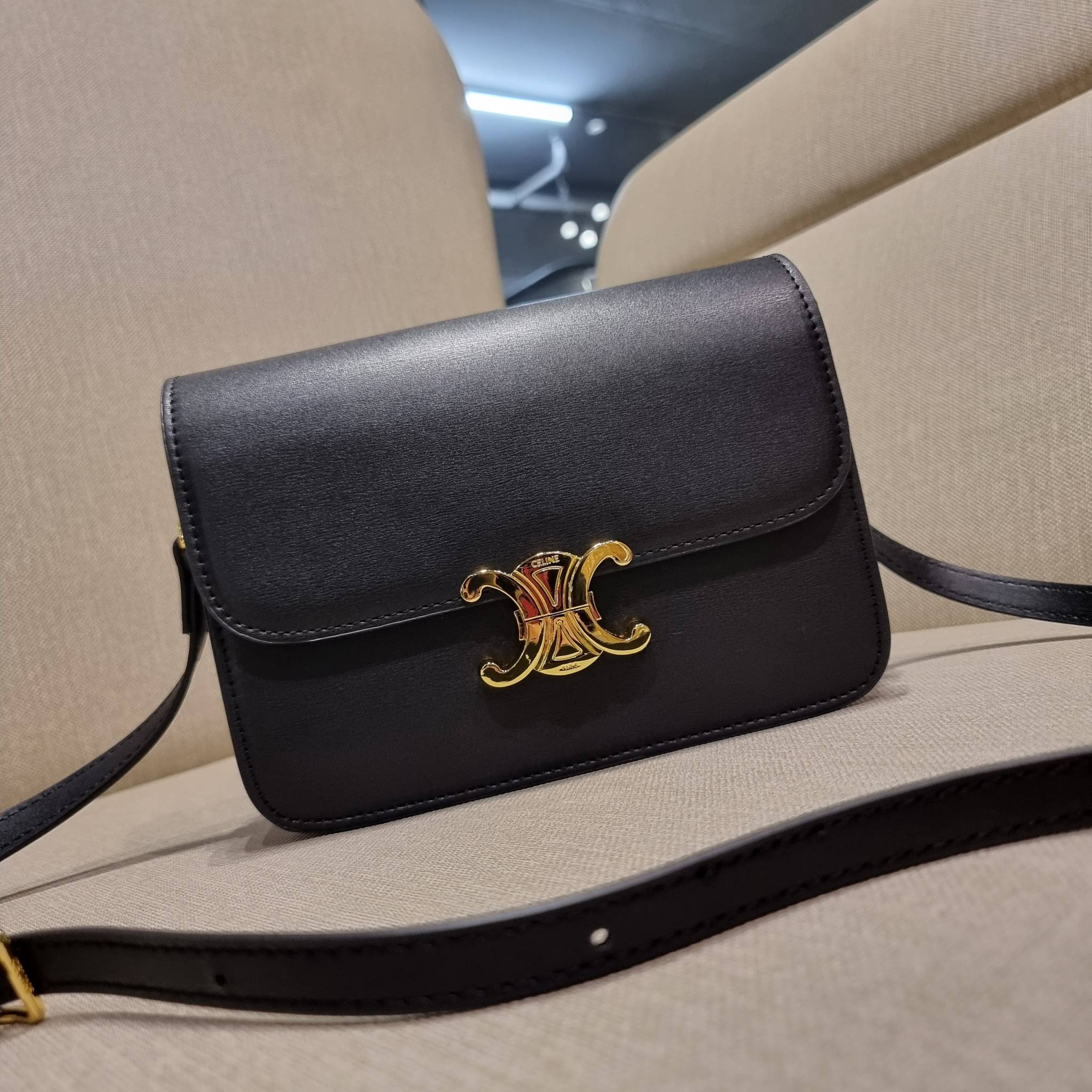 VIP 🥂 CELINE CLASSIQUE TRIOMPHE BAG IN SHINY CALFSKIN ไอเท็มสุดคลาสสิค ที่ขาดไม่ได้ กระเป๋าสะพายทรงสวยคลาสสิค แฝงความผู้ดี ที่ใช้ได้ทั้งชายหญิง วัสดุหนังแท้ เปิด-ปิดด้วยตัวกดล็อค สะดวกใช้มาก ภายในเป็นช่องโล่ง เก็บของได้เป็นสัดส่วน และยังมีช่องซิปใ