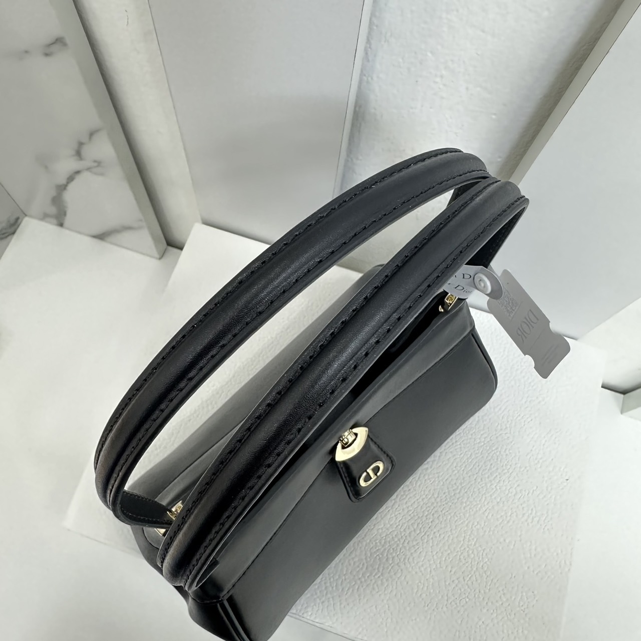 DIOR KEY BAG small 8" กระเป๋าสะพายไหล่รุ่นใหม่ กระเป๋าถือที่ฮ็อตสุดๆ เพราะ Sold out หมดเว็บไซต์เป็นที่เรียบร้อยด้วยดีไซน์ที่ดูหรูหรา