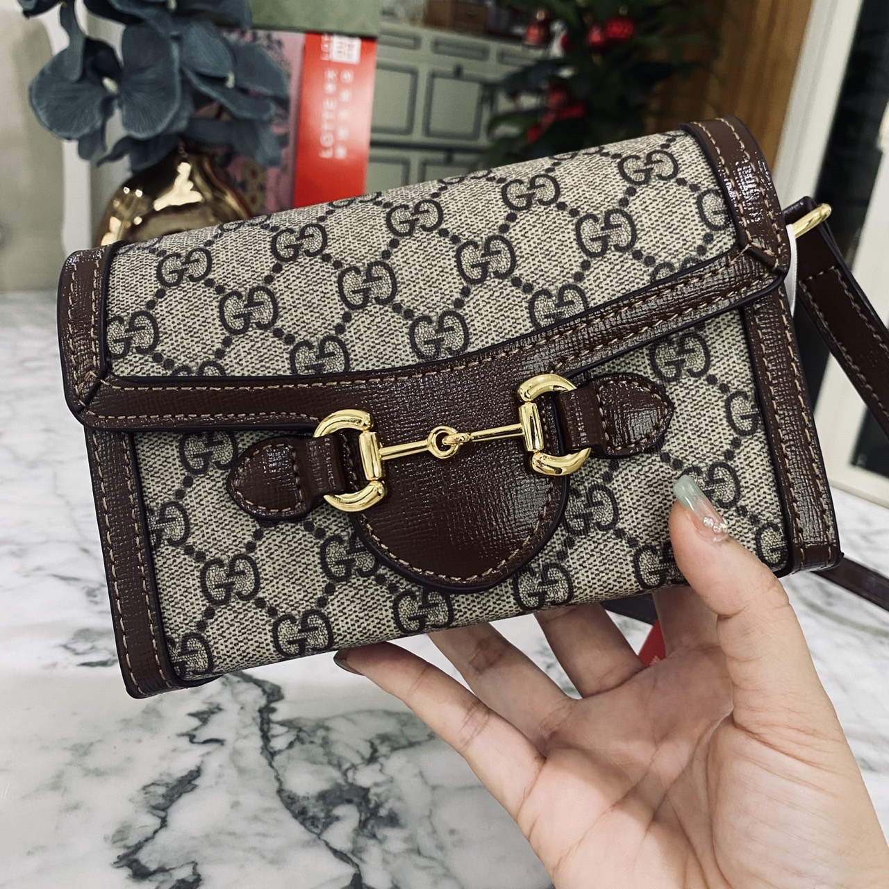 GUCCI Horsebit 1955 Mini Bag กระเป๋าสะพายทรงกล่องสวยอยู่ทรง ใส่โทรศัพท์หรือของใช้เล็กน้อยได้อย่างคล่องตัว แฝงความหรูราคาดีงามจัดมาให้พร้อม box set เป็นใบที่จะหยิบใช้ได้บ่อยๆ ด้วยขนาดกำลังดีใบนี้เอาอยู่เลยค่ะ