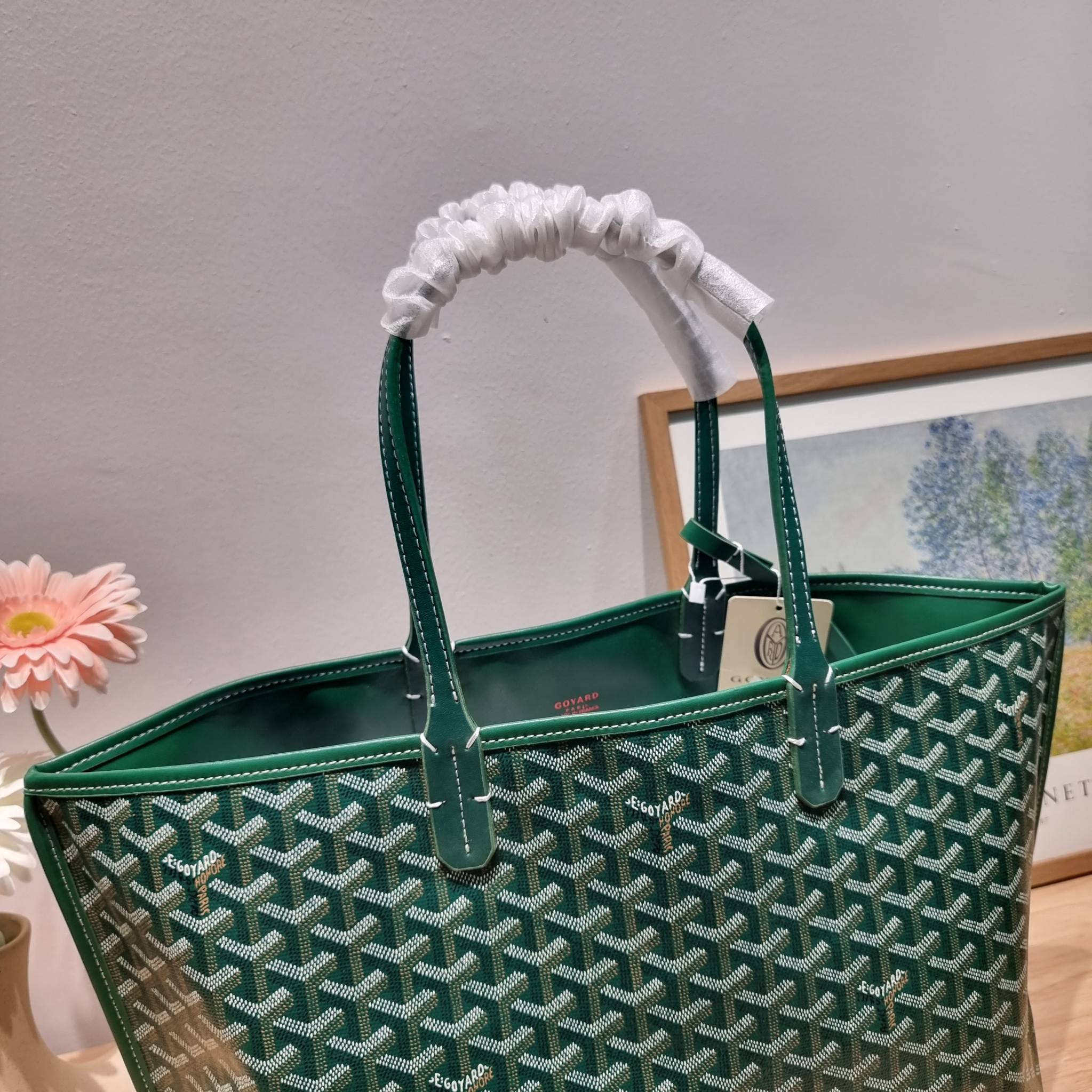 GOYARD ANJOU REVERSIBLE TOTE ฮอตไอเท็ม กับกระเป๋าสะพายทรงโท้ท ใบใหญ่จุใจ!! มาครบสีขายดี เลิศทุกสี รูปทรงคลาสสิค ดีไซน์เป็นเอกลักษณ์ ใช้งานได้หลากหลาย สามารถกลับด้านใช้ได้แบบไม่มีเบื่อ วัสดุหนังแคนวาสพิมพ์ลายสวยคม ภายในโล่งกว้างมาก