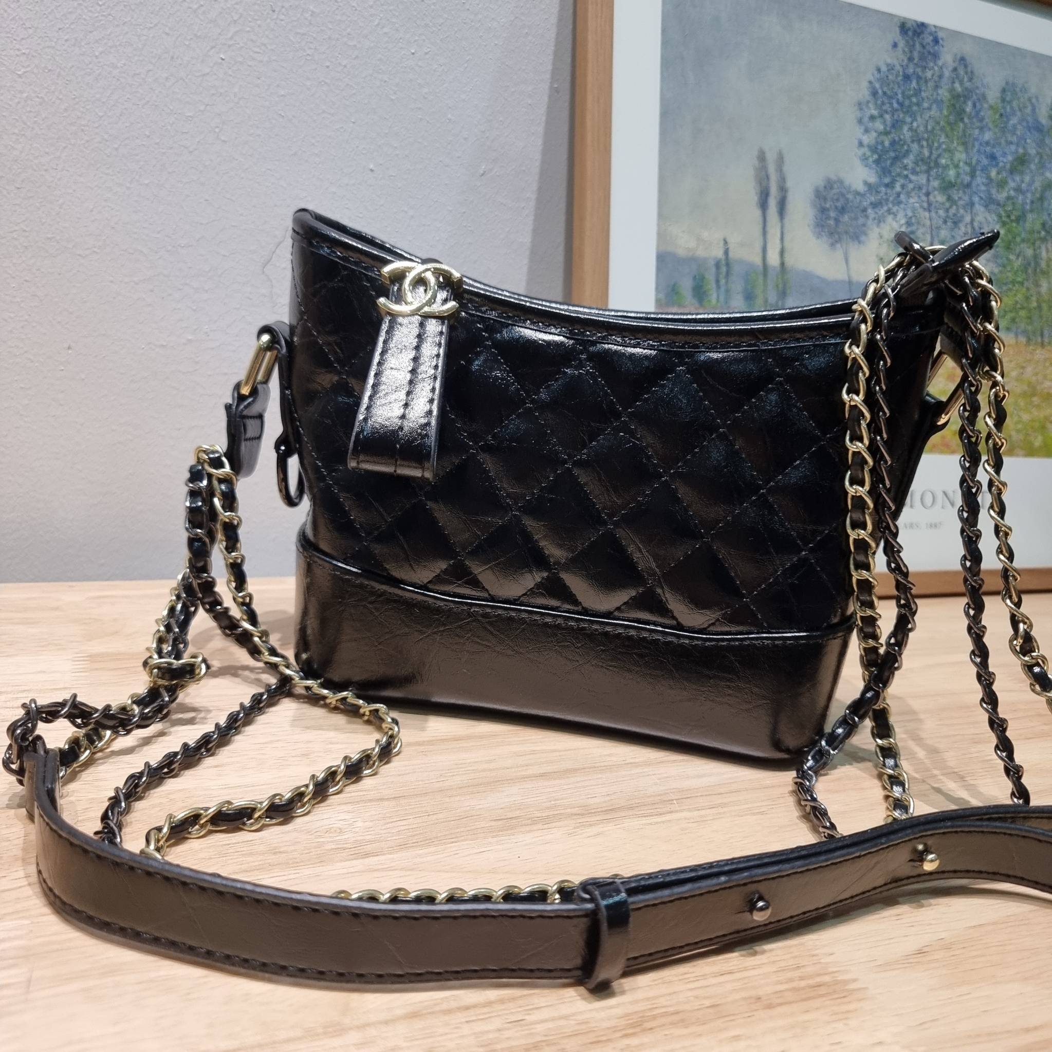 CHANEL GIFT SET สุดหรูชวนให้สะสมส่งท้ายปี กับไอเท็มลิมิเต็ดและ best seller พร้อมเสิร์ฟครบชุด สุดคุ้ม มาพร้อมกระเป๋าสะพายถึง 2 ใบ เด็ดทั้งคู่ๆ วัสดุหนังวัว และยังไม่พอ มีกระเป๋าสตางค์แถมให้ไปอีก 1ใบ สวยครบจบในเซ็ทเดียว!!