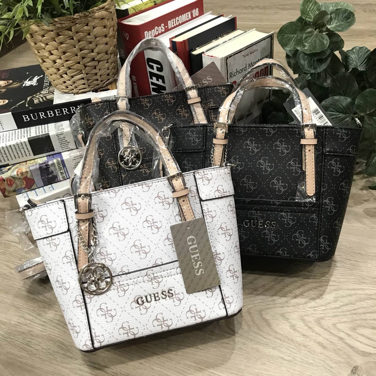 Don’t Miss! GUESS DELANEY MINI CROSS BODY BAG กระเป๋าถือหรือสะพายรุ่นที่ฮิตและขายดีที่สุดจาก GUESS FACTORY หนัง Saffiano ลาย GUESS Signature สวยอยู่ทรง ขนาดกำลังดี น้ำหนักเบา ด้านหน้าประดับโลโก้พร้อมพวงกุญแจโลโก้แบรนด์ห้อยที่หูกระเป๋าถอดเเยกใช้ได้ เปิดปิด