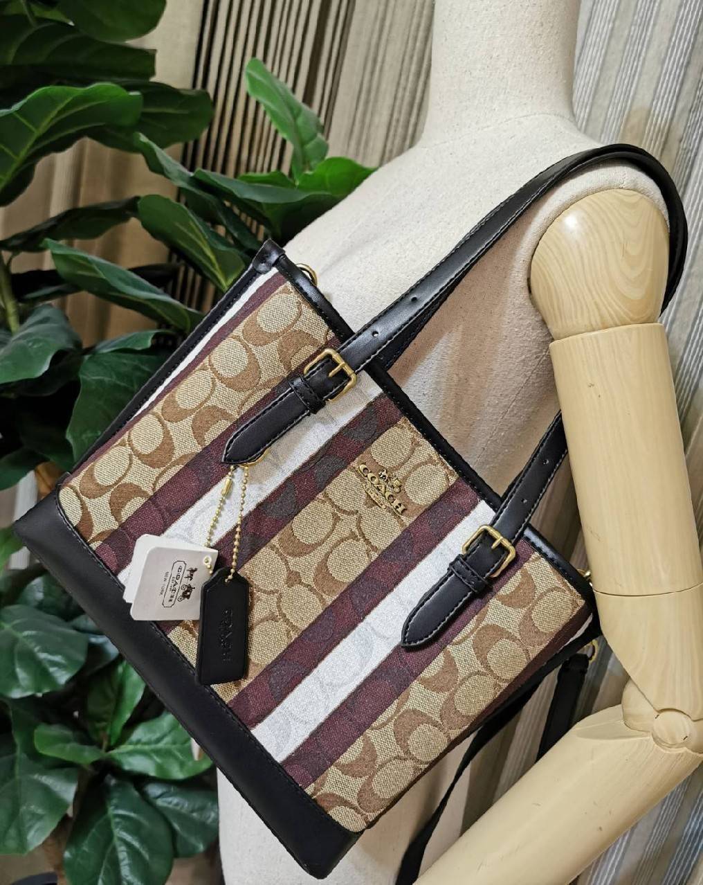 Coach Mollie Tote 25 In Signature Jacquard With Stripes กระเป๋าสะพายใหม่ล่าสุดจาก Coach Factory วัสดุ Canvas & Calfskin ดีไซน์ Casual เทคเจอร์สวยอยู่ทรงด้านหน้าประดับโลโก้แบรนด์ ภายในมีช่องแบ่งแยกเป็นสัดส่วน มีช่องซิปกลาง ใส่มือถือ กระเป๋าสตางค์ยาว ของใช้
