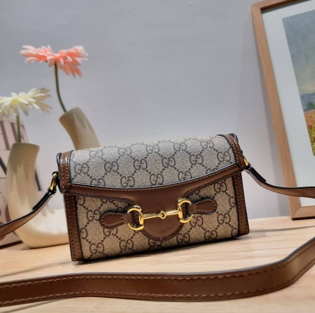 Gucci Horsebit 1955 Mini Bag / GC crossbody horizon mini bag กระเป๋าสะพายข้างขนาดกำลังดี สวยอยู่ทรง วัสดุหนังแคนวาสทนทาน แฝงความหรู เปิด-ปิดฝาสอดพร้อมแม่เหล็กในตัว ภายในเป็นช่องโล่ง ใส่โทรศัพท์ได้ทุกรุ่น พกแทนกระเป๋าสตางค์ ใส่บัตร ใส่ธนบัตรพกง่ายๆก็ได้ สา