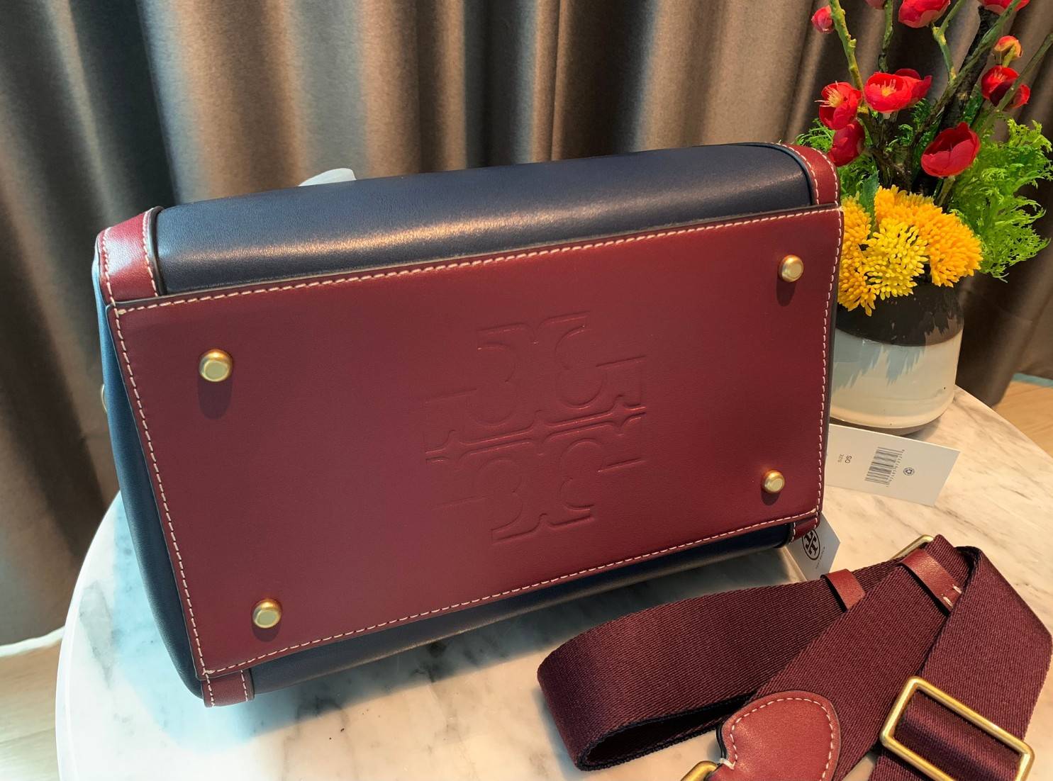 TORY BURCH T Monogram Color-block Barrel Duffle พร้อมส่งที่ไทย สวยก่อนใคร ใบใหญ่ ใส่จุไปเลยจ้าา😘 ✔️กระเป๋าทรงหมอน วัสดุหนังแท้ชั้นดีที่สุด หนังเรียบนิ่มสวย ✔️เปิดปิดกระเป๋าด้วยซิปคู่แบบมีหนังห้อย ภายในกว้างมากสำหรับไซด์นี้ หายห่วงไปเ