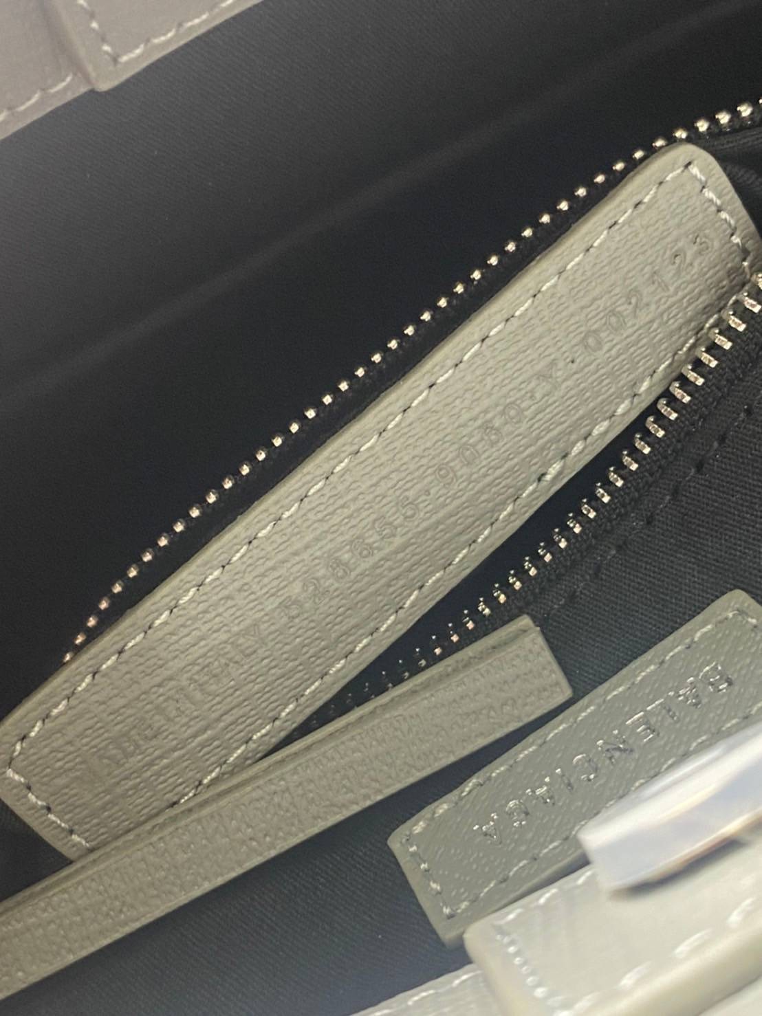 หนังแท้ BALENCIAGA XXS TOTE / Balenciaga shopping tote xxs พกกระเป๋าช้อปปิ้ง ไปทุกที่ในฤดูกาลนี้ ดีไซน์ที่ใช้ได้ทุกวันตั้งแต่หนังแบบมีเท็กซ์เจอร์ ภาพสินค้าถ่ายจากงานขายจริง ใช้งานต่างประเทศได้