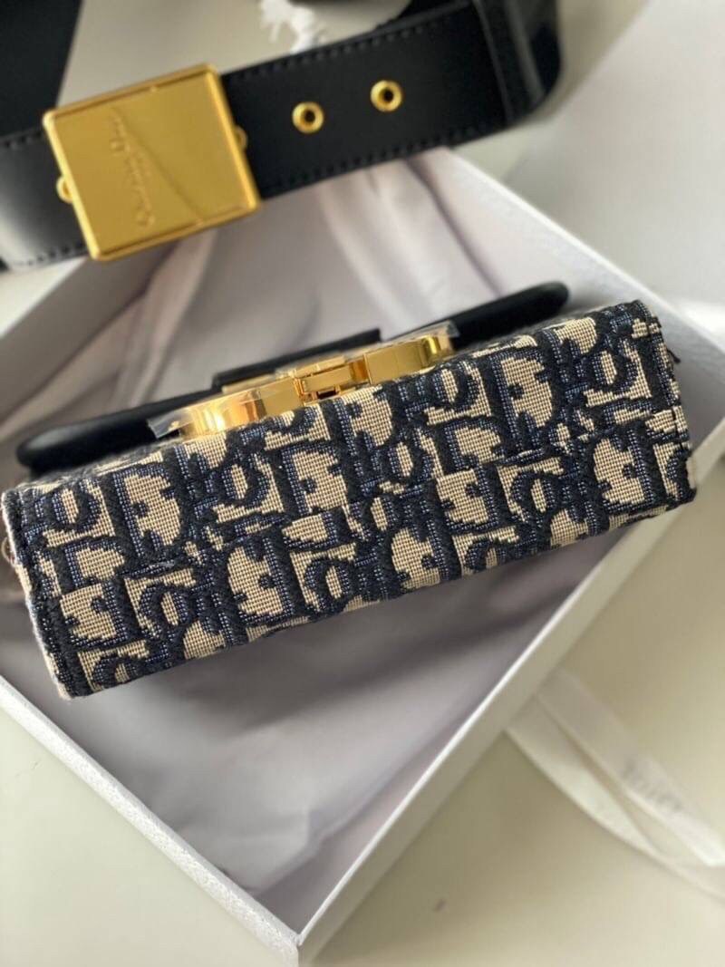 17cm CHRISTIAN DIOR 30 MONTAIGNE BAG ไอเท็มหายาก!! Best seller!! ยกให้น้องเลย!! กระเป๋าทรงกะทัดรัด มี 2 ขนาด ดีไซน์เรียบหรูในความเป็นเอกลักษณ์ ใช้งานง่าย สะดวก ใช้งานได้ทุกโอกาส แนะนำเป็น everyday bag ติดตัวไว้เลยจ้าสาวๆ