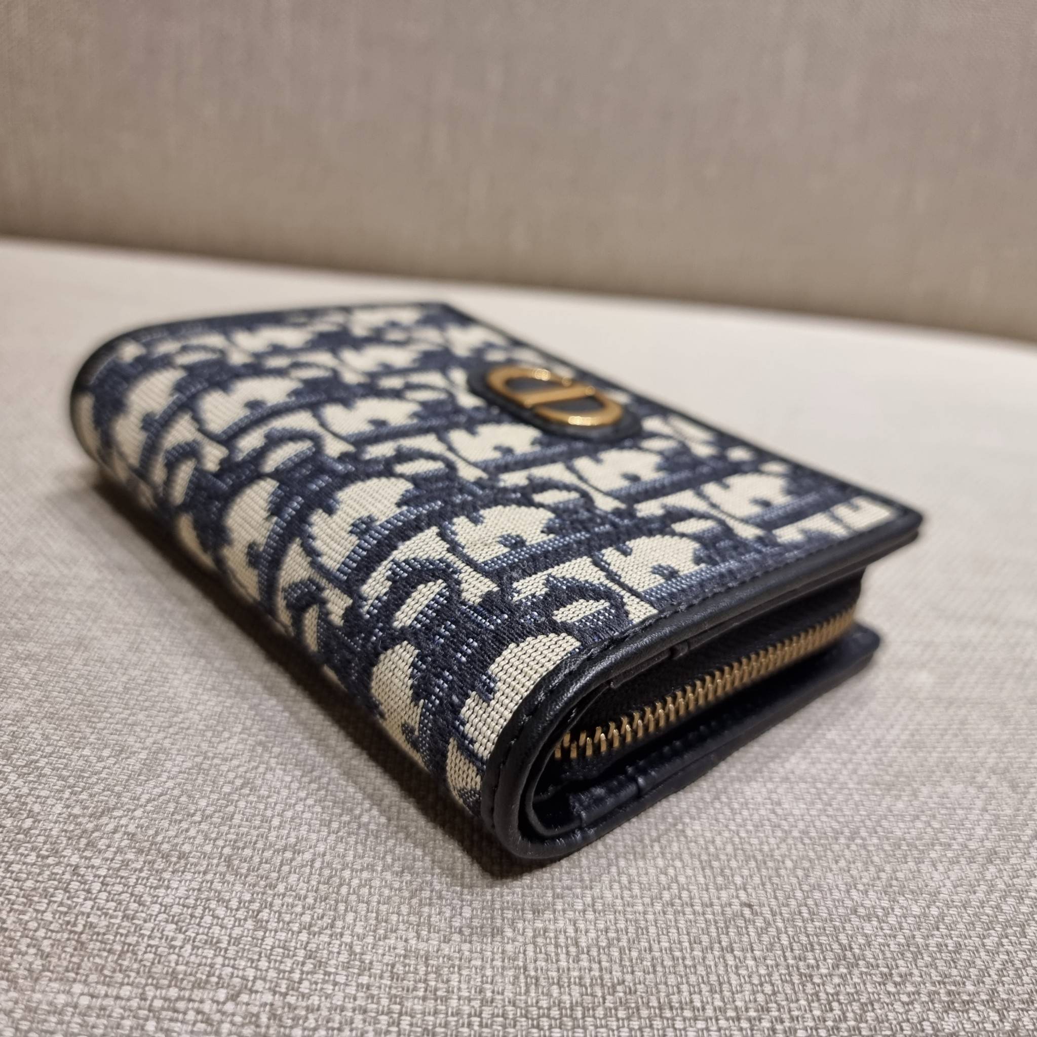 VIP 】CD MULTI WALLET WITH GWP กระเป๋าสตางค์ขนาดเหมาะมือ พรีเมี่ยมกิ๊ฟจากเคาน์เตอร์ ดีไซน์แปลกใหม่ ไม่ซ้ำใคร สลับเปิดได้ 2 ฝั่ง ตรงกลางเป็นช่องซิป วัสดุผ้าแคนวาสปักลาย สลับหนังแท้ภายใน ภายในมีช่องใส่บัตร ใส่ธนบัตรได้ สะดวกใช้มากๆ มาพร้อม box set ในราคาที่ถ