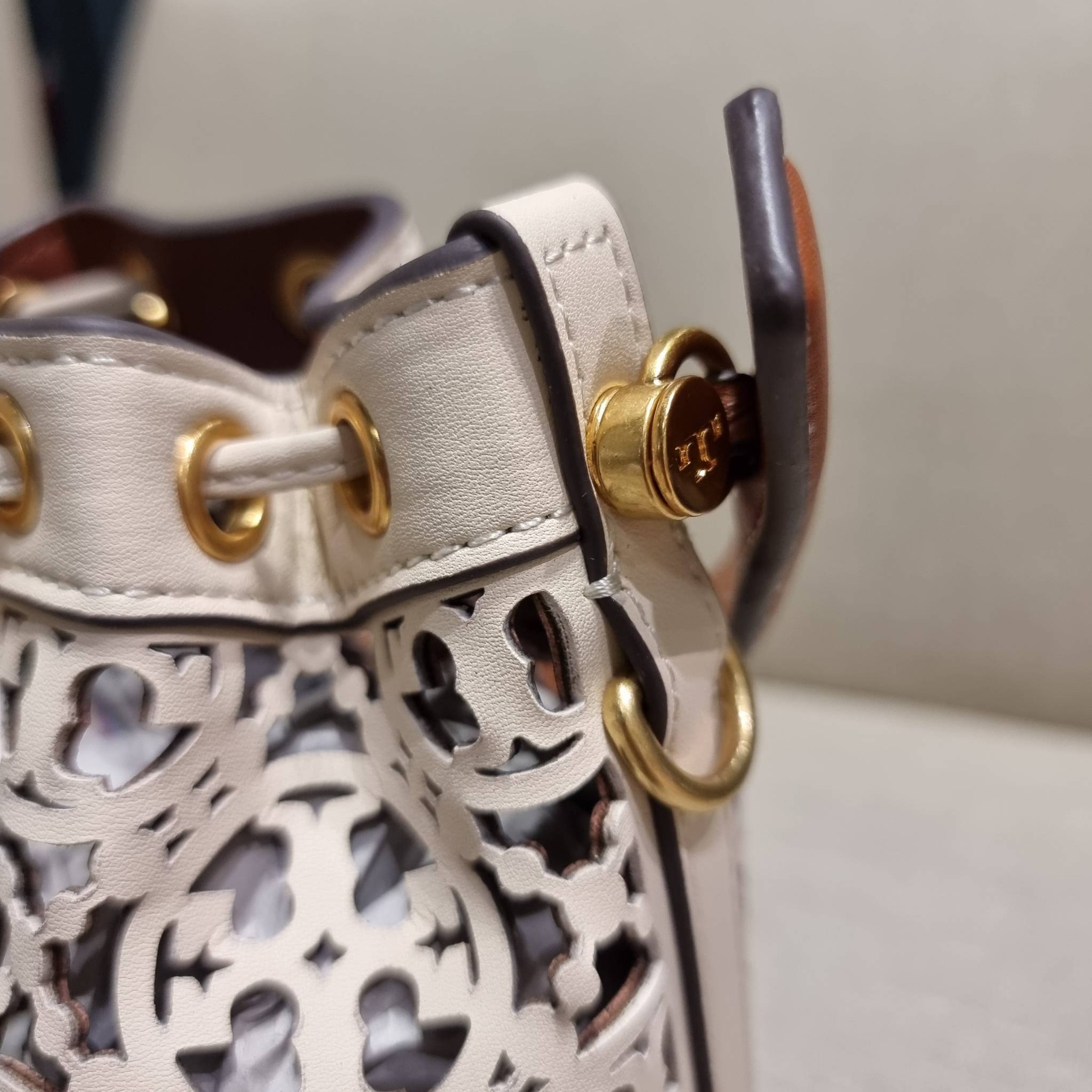 TORY BURCH T MONOGRAM LASER-CUT MINI BUCKET BAG ใจบางที่สุดกับคอลเลคชั่นนี้ กับกระเป๋าสะพายทรงบัคเก็ต ไซส์มินิ รุ่นชูโรงสุดฮิต ที่เพิ่มดีเทลความแพงด้วยการฉลุลวดลายโมโนแกรมรอบใบ ถักทอเป็นเส้นลายสานที่สวยงามมาก งานฝีมือจริงๆ วัสดุหนัง cowhide รูดเปิด-ปิดด้ว