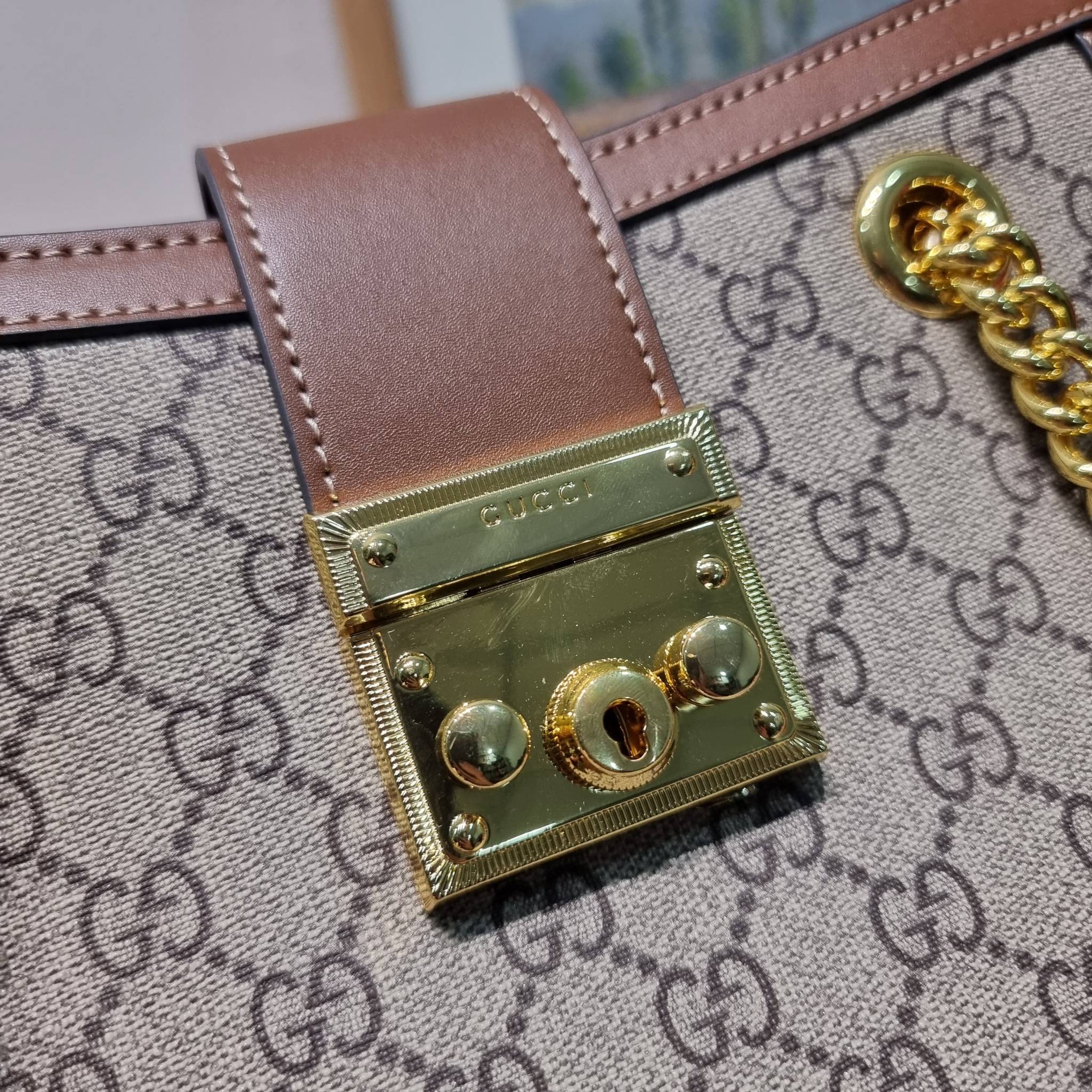 GUCCI padlock shoulder bag กระเป๋าสะพายไหล่ สวยผู้ดี ทรงดี ใช้งานง่าย วัสดุหนังแคนวาส ปากกระเป๋ามีแถบหนังคาดและอะไหล่กดล็อค โดดเด่นและเพิ่มความหรู