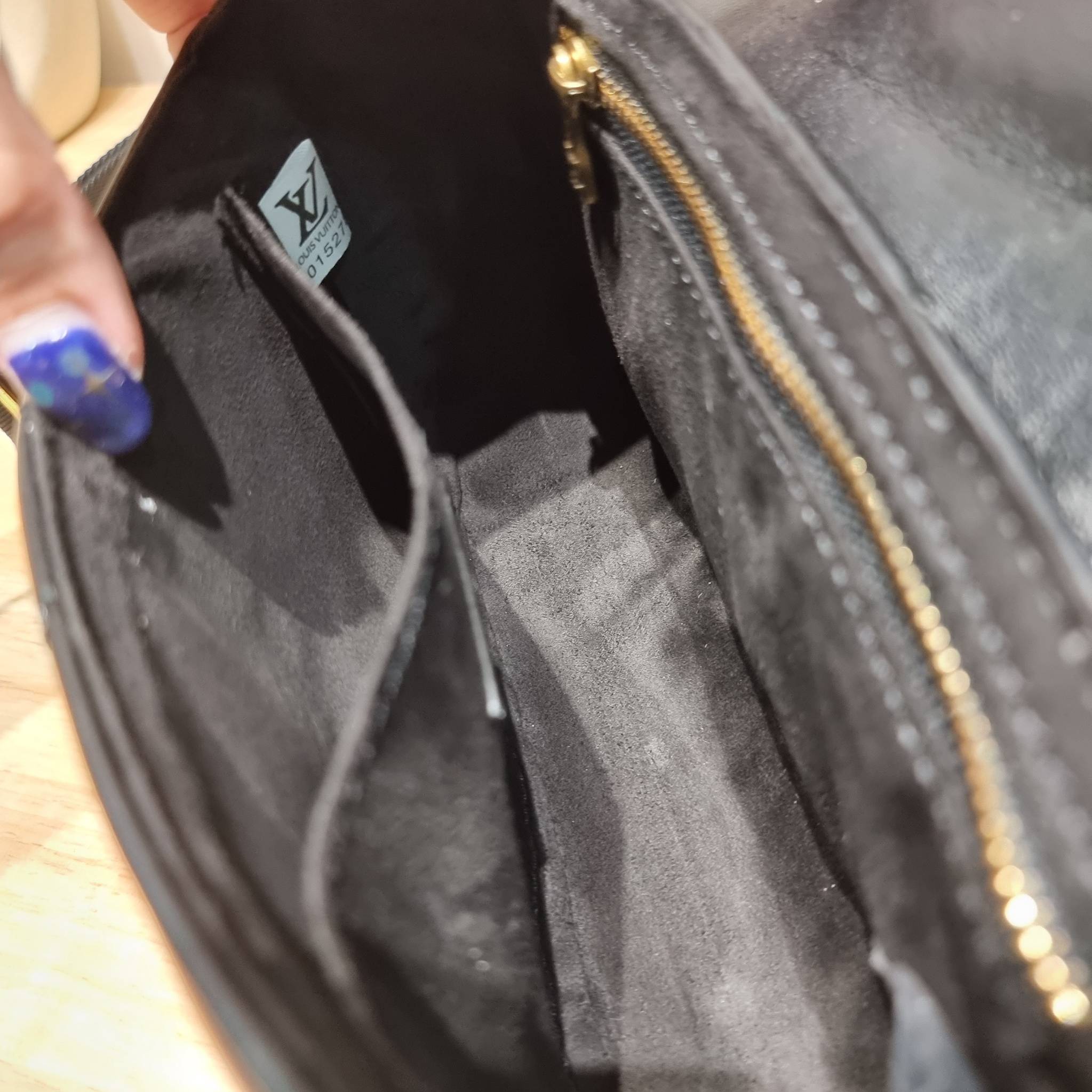 LV new wave pochette multi bag กระเป๋าสะพายมัลติฟังก์ชั่น มาพร้อม box set รับรองว่าดีงาม ลูกเล่นคลาสสิคผสานความวินเทจ มีสายสะพายให้ 2 เส้น และกระเป๋าใบลูก เล็กน่ารัก