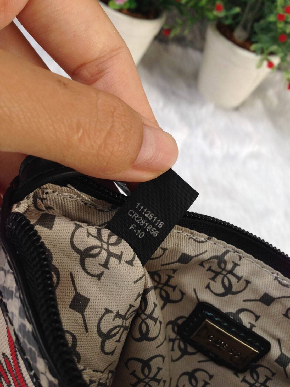 Guess clutch bag กระเป๋าคลัชถือ มาพร้อมสายสะพาย น้ำหนักเบา สีสันสวยงาม แต่งแคนวาสด้วยอักษรG สลับหนังลาย โลโก้โลหะสลักบนหนัง สามารถใส่ iPhone 8+ ได้ สวยหรู น่าใช้มากค่า