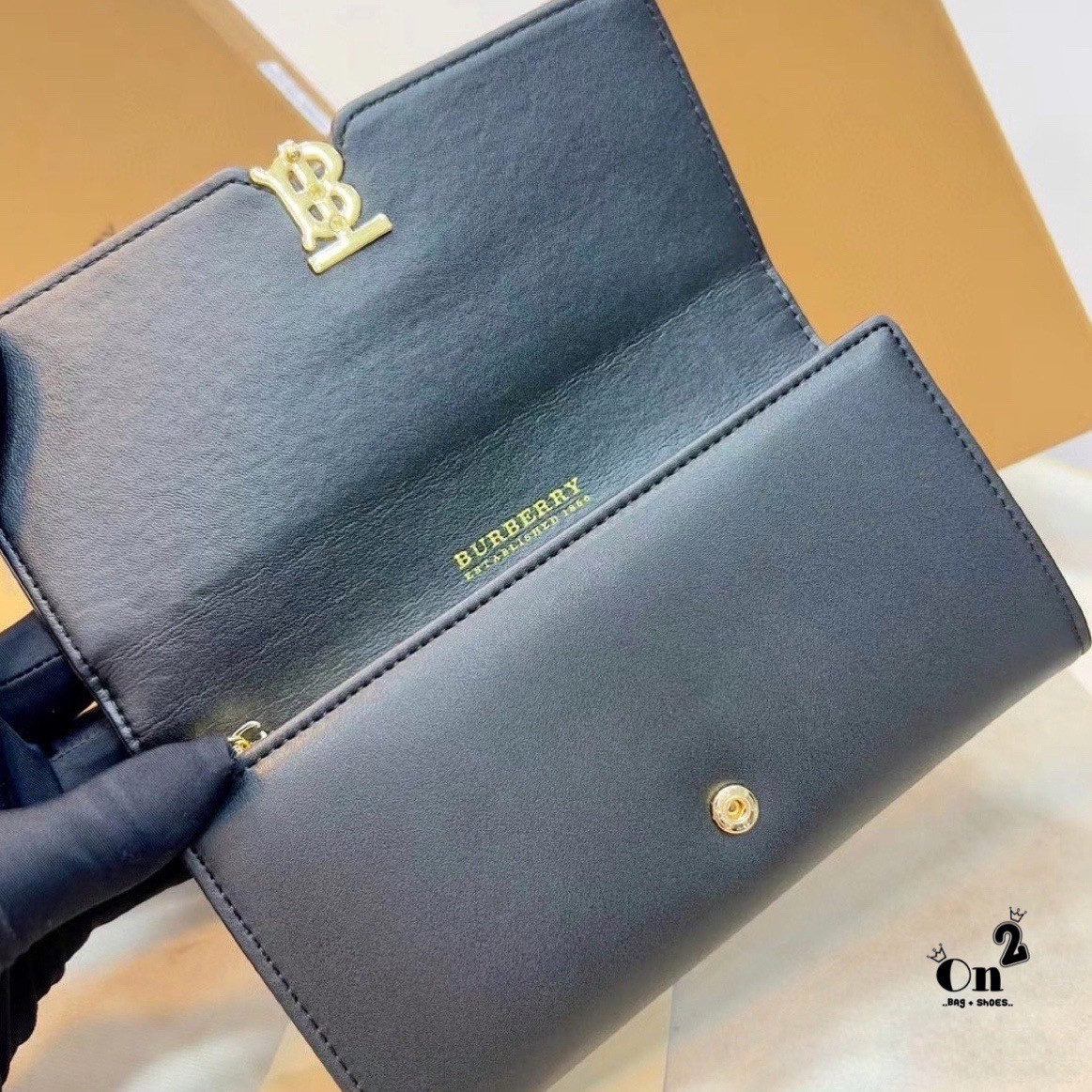 BURBERRY long wallet / BB vintage long wallet กระเป๋าสตางค์ใบยาวแบรนด์หรู เป็นไอเท็มสุดฮิต ติดทุกกระแส แรงไม่เคยตก รุ่น unisex สีไหนใครๆก็ใช้ได้หมด อยู่ที่ใจ!! ❤️ ใบยาวขนาดกำลังเหมาะมือ ถือแล้วขับผิวทุกสี ภายในมีช่องใส่บัตรเยอะ แบ่งสัดส่วนสวย ใส่ธน