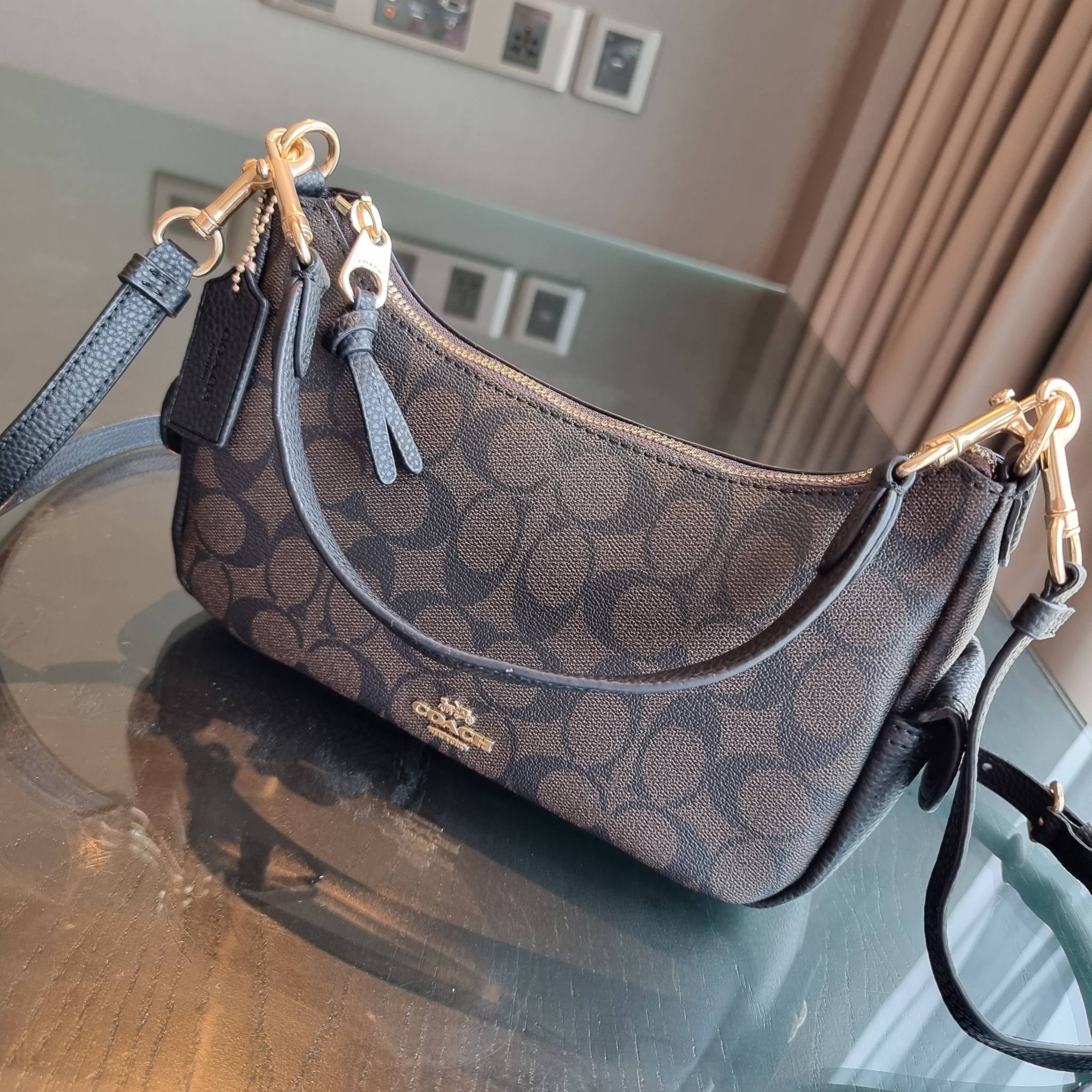 COACH C7223 PENNY SHOULDER BAG 25 IN SIGNATURE CANVAS คอลเลคชั่นเพนนีสุดคิ้วท์ ในรูปแบบของกระเป๋าสะพายไหล่กึ่งทรงพอช พร้อมเสิร์ฟความสวยถึงบ้านไปเลย!! ด้วยดีไซน์คลาสสิคย้อนยุค ที่แอบแฝงความเรียบหรู มาพร้อมสายสะพาย 2 เส้น เป็นสายคล้องมือและสายสะพายครอสบอดี้