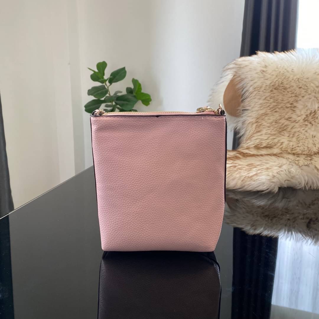 Guess Amara Bucket Handbag ซื้อ 1 ได้ถึง 2 กระเป๋ารุ่นใหม่ล่าสุดทรงถังสุดน่ารัก พิมพ์ลายรอบใบ วัสดุหนังนิ่มคุณภาพดี นิ่ม น้ำหนักเบา ด้านหน้าประดับด้วยโลโก้แบรนด์สวยโดดเด่น เปิด-ปิดด้วยด้วยตัวคล้องอะไหล่เงินสะดวกใช้ ด้านในโล่ง มีสายยาวปรับระดับได้มาให้ มาพ