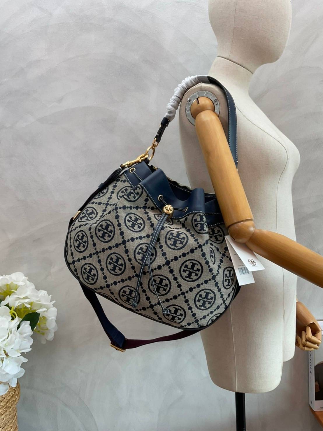 Tory burch t monogram jacquard drawstring hobo New Collection 2021 กระเป๋าถือและสะพายข้าง Monogram จาก tory burch ทำจากผ้าใบ jacquard ตัดด้วยหนังวัวแท้