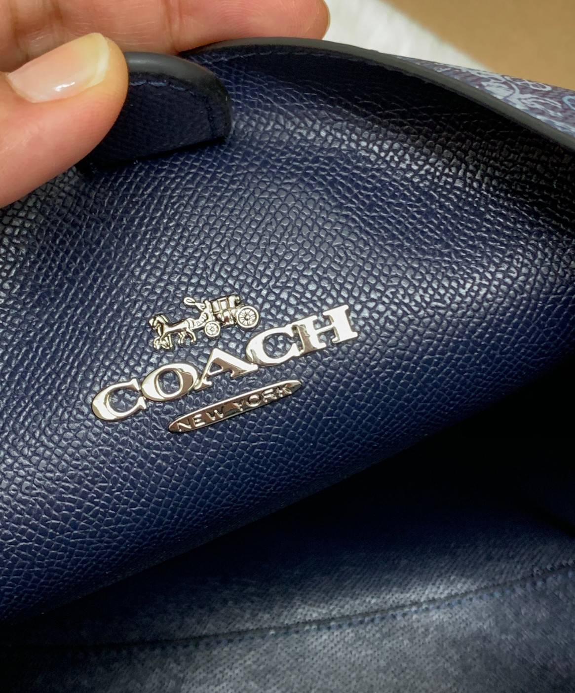 COACH TOWN BUCKET BAG WITH HORSE AND CARRIAGE PRINT ((2081-236)) 🔺กลับมาแล้ว ตามคำเรียกร้องค่ะ! กระเป๋าคล้องไหล่//สะพายข้างได้ วัสดุ pvc อย่างดี หนังนิ่มป่องพองตัวสวยงาม ลายรถม้าทั้งใบค่ะ ภายในกระเป๋าแบ่งเป็น2ช่องหลัก เปิดปิดแบบกระดุมแม่เหล็ก ภายใ