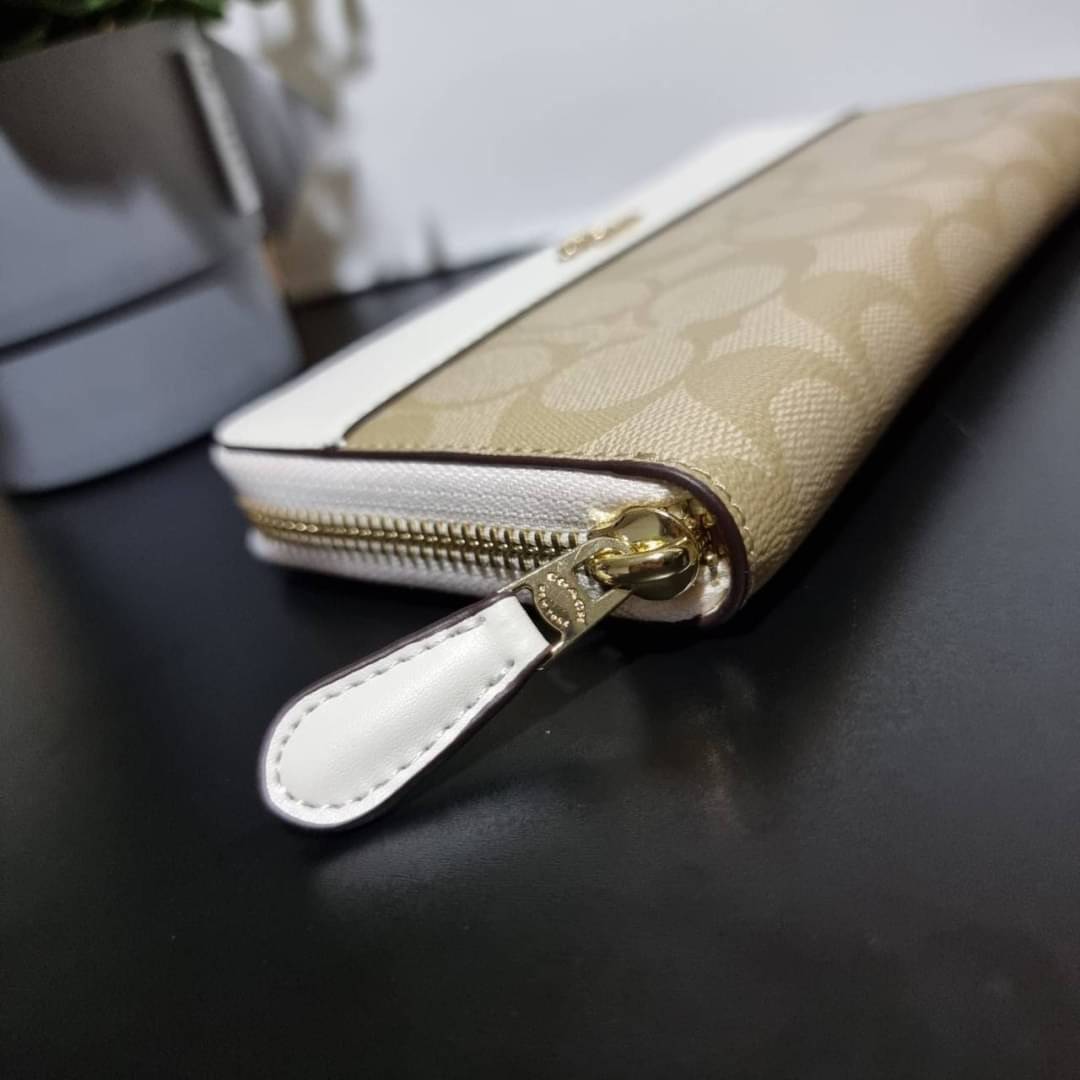 COACH F76873 ACCORDION ZIP WALLET IN SIGNATURE CANVAS Best seller กระเป๋าสตางค์รุ่นคลาสสิค ซิกเนเจอร์ของแบรนด์ ที่ขายดีตลอดกาล วัสดุหนังแคนวาสเคลือบสลับหนังแท้ เปิด-ปิดด้วยซิปรอบ รูดใช้งานง่าย ใส่บัตรได้ มีช่องซิปใส่เหรียญ ใส่มือถือได้ พกใบนี้ใบเดียวเอาอย