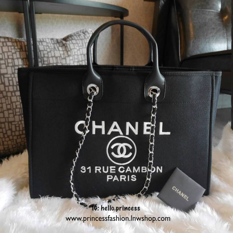 รุ่นใหม่ล่าสุด!! ที่สาวๆรอคอย Chanel tote canvas bag จากงานพรีเมี่ยม VIP GIFT รุ่นดังเลยค้า Size ใหญ่อลัง บอกเลยว่า งานดีที่สุด ตัวกระเป๋า กระเป๋าผ้าเป็นผ้า canvas เนื้อดีสมราคา สัมผัส นุ่มลื่นมือมากกกก อะไหล่เงินปั้มแบรนด์แท้ทั้งใบ ด้านหน้าปัก logo แบรนด