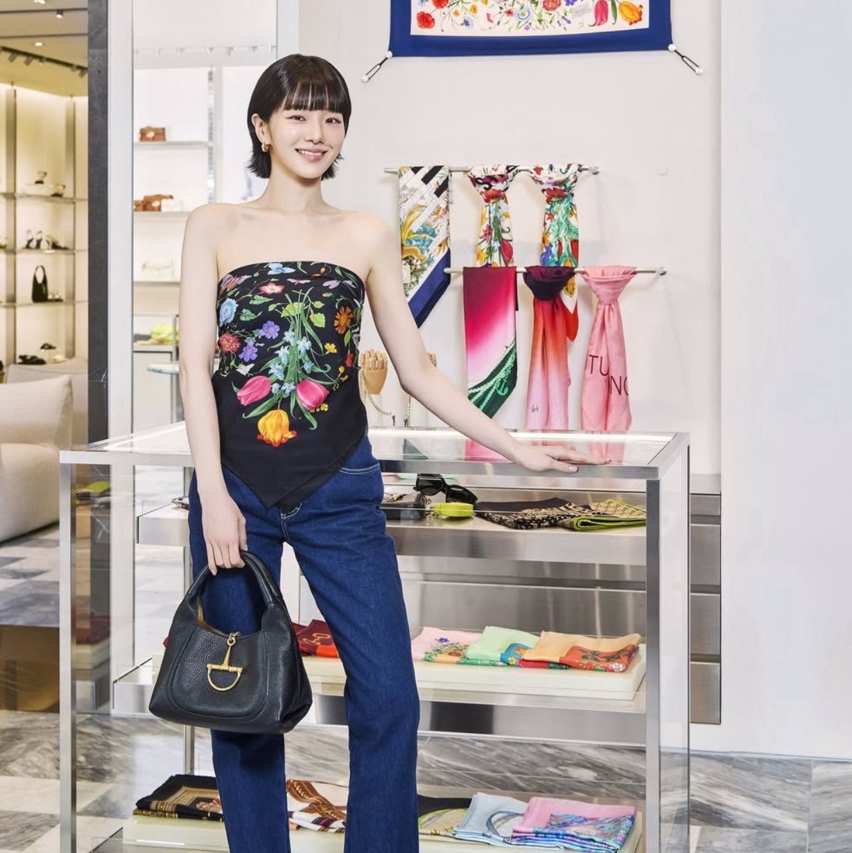 Gucci Softbit medium top handle bag กระเป๋าทรงโฮโบโฉมใหม่ อะไหล่เป็นเอกลักษณ์ของแบรนด์ในรูปแบบ Horsebit ครึ่งรูปขนาดใหญ่ หรูหราและใช้งานสะดวก รูปทรงสไตล์สบายๆ หนังลายเกรนสวยหรูนุ่มนวลพร้อมเท็กเจอร์อันโดดเด่น