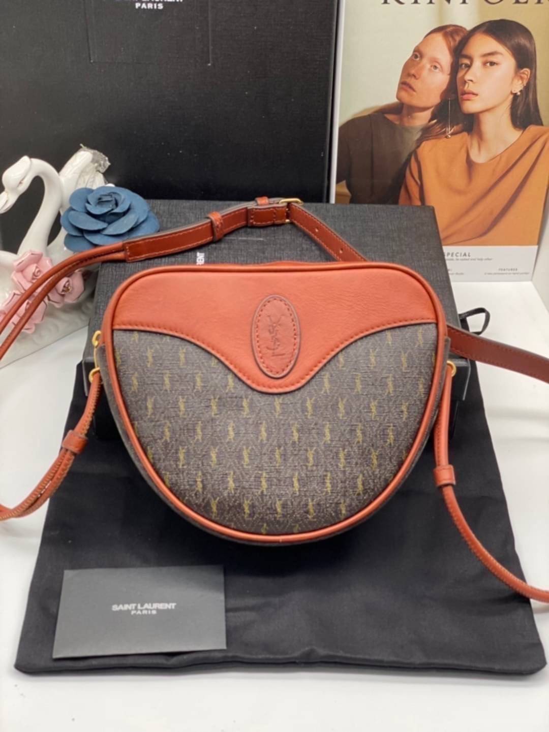 ORI SAINT LAURENT Leather-Trimmed Monogrammed Coated-Canvas Messenger Bag / YSL Messenger Bag เกรดออริจินอล หนังแท้ ใช้งานต่างประเทศได้ ภาพถ่ายจากงานขายจริง กระเป๋าสะพายสไตล์วินเทจ งานหนังแท้สวย โทนสีผู้ดีมากค่ะ ภายในโล่งจะสะพายไหล่ CROSSBODY ก็ดูดี สินค้