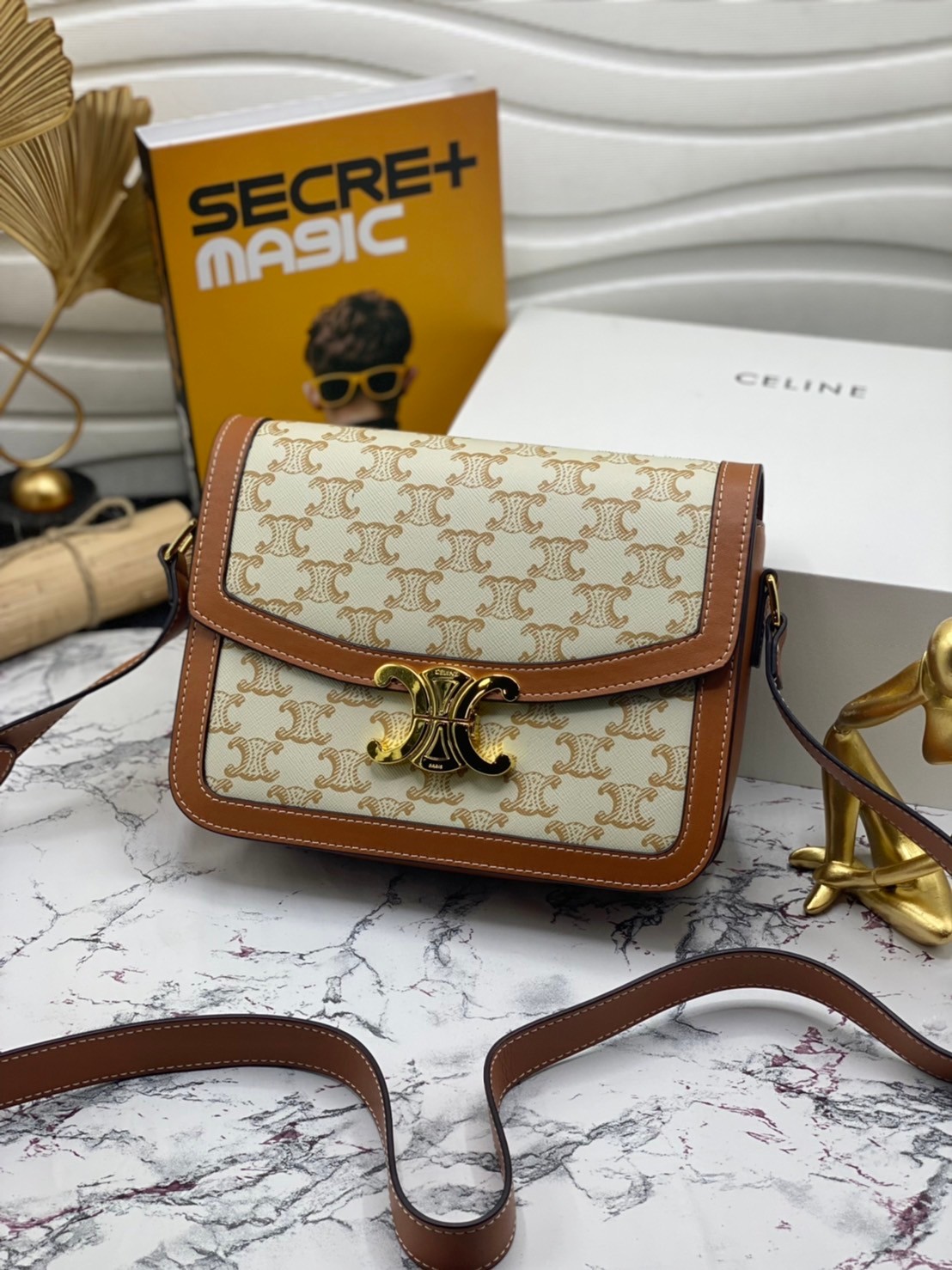 หนังแท้ CELINE MEDIUM TRIOMPHE BAG IN TRIOMPHE CANVAS AND CALFSKIN / CELINE TEEN สาวๆที่กำลังมองหากระเป๋าน่ารักเอาไว้ใช้ในวันสบาย ๆ แต่ไม่รู้เลือกกระเป๋า Celine รุ่นไหนดี แนะนำรุ่นนี้เลยคะ เป็นกระเป๋าสะพายข้างขนาดกำลังดี สวยแบบคลาสสิก หรูหราด้วยแคนวาสเคลื