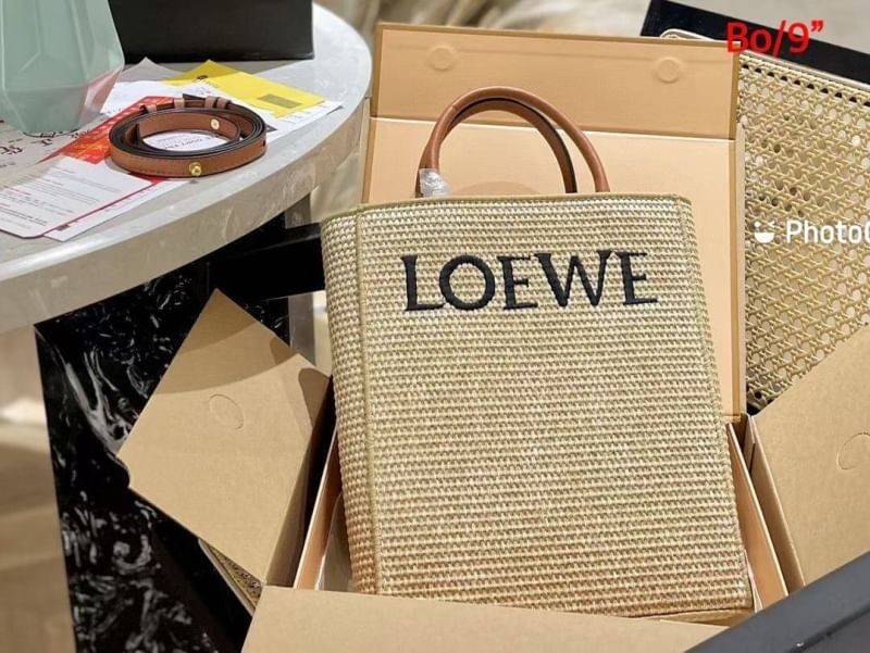 Loewe Leather-trimmed Raffia Tote / Loewe Tote Bag กระเป๋าโท้ท รูปทรงสวยงามสานเต็มใบ และยังโดดเด่นด้วยโลโก้ สีโทนอุ่น ทำให้ไอเท็มนี้ ภายในกระเป๋าใหญ่โล่งกว้าง ใบนี้เหมาะกับสายแฟชั่นมากๆ