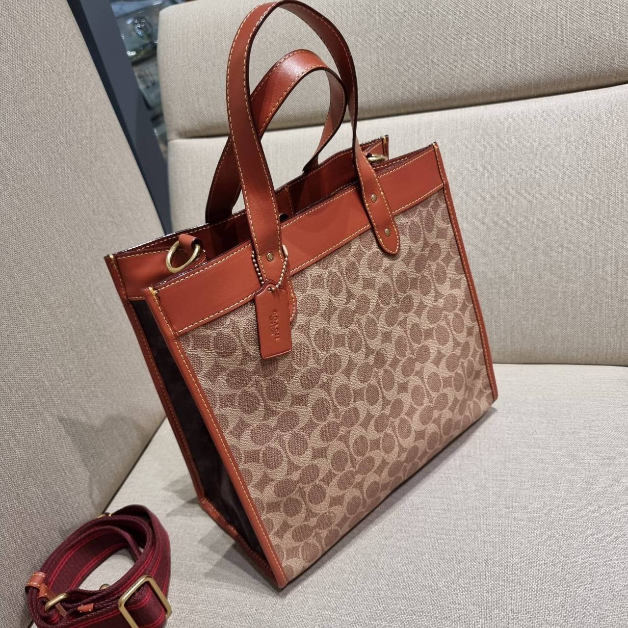 COACH C0776 FIELD TOTE WITH HORSE AND CARRIAGE PRINT คอลเลคชั่นสุดคลาสสิค สวยหรูดูแพง กระเป๋าทรงโท้ท ไซส์ใหญ่จุคุ้ม ฟังก์ชั่นการใช้งานสะดวกที่สุด มีทั้งสายคล้องแขนในตัว และสายครอสบอดี้ วัสดุหนังแคนวาสเคลือบลายสลับหนังแท้ ปากกระเป๋ามีกระดุมแม่เหล็กไว้ปิดกั