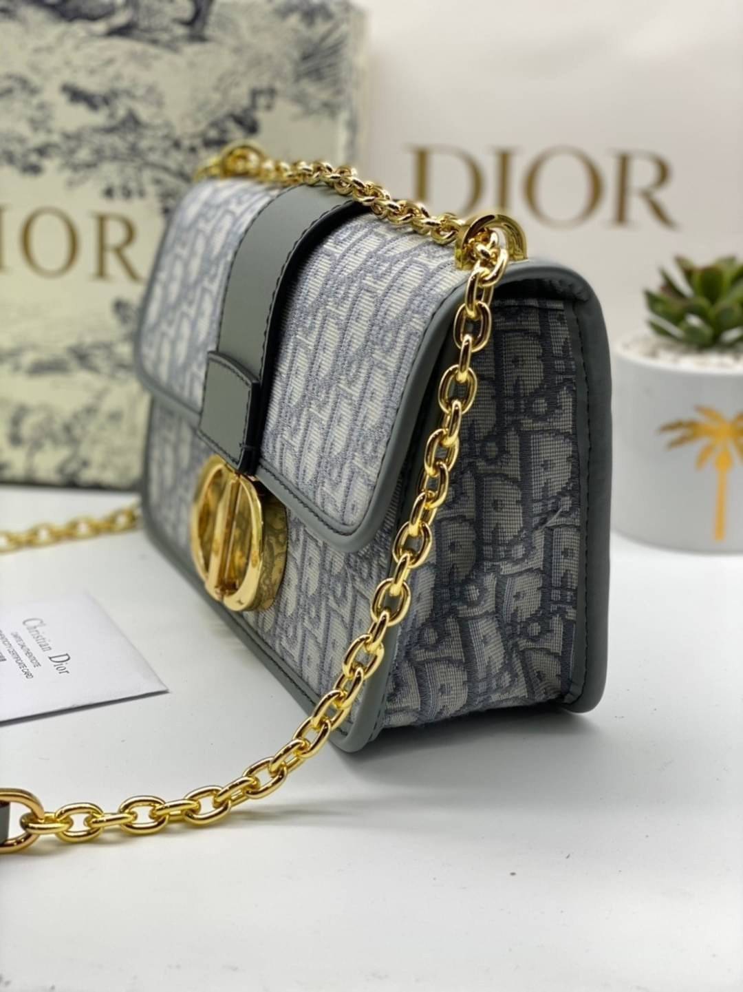 หนังแท้ CHRISTIAN DIOR 30 MONTAIGNE BAG Oblique Jacquard เอกลักษณ์ของความหรู น้ำหนักเบา ไอเท็มหายาก!! Best seller!! ยกให้น้องเลย!! ดีไซน์เรียบหรูในความเป็นเอกลักษณ์ ใช้งานง่าย สะดวก ได้ทุกโอกาส แนะนำเป็น everyday bag ติดตัวไว้เลยจ้าสาวๆ พร้อมส่งที่ไทย ภาพ