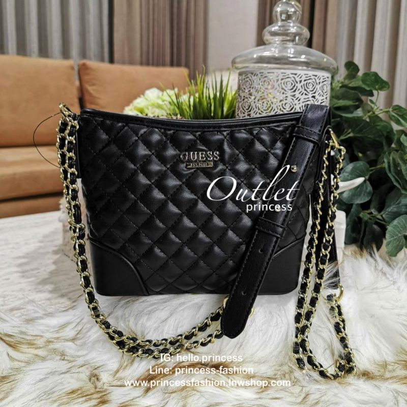 Guess Woman Factory Crossbody Bag กระเป๋าสะพายรุ่นใหม่ดีไซน์สวยหรูคลาสสิคจาก GUESS FACTORY วัสดุหนังเเกะสังเคราะห์เนื้อหนานิ่มลายตาราง เปิดปิดด้วยซิปสะดวกใช้ ด้านหน้ามีโลโก้ ภายในมีโลโก้ช่องใส่ของ และช่องซิป ใส่กระเป๋าสตางค์ใบยาว ของใช้ได้จุ มาพร้อมสายสะพ