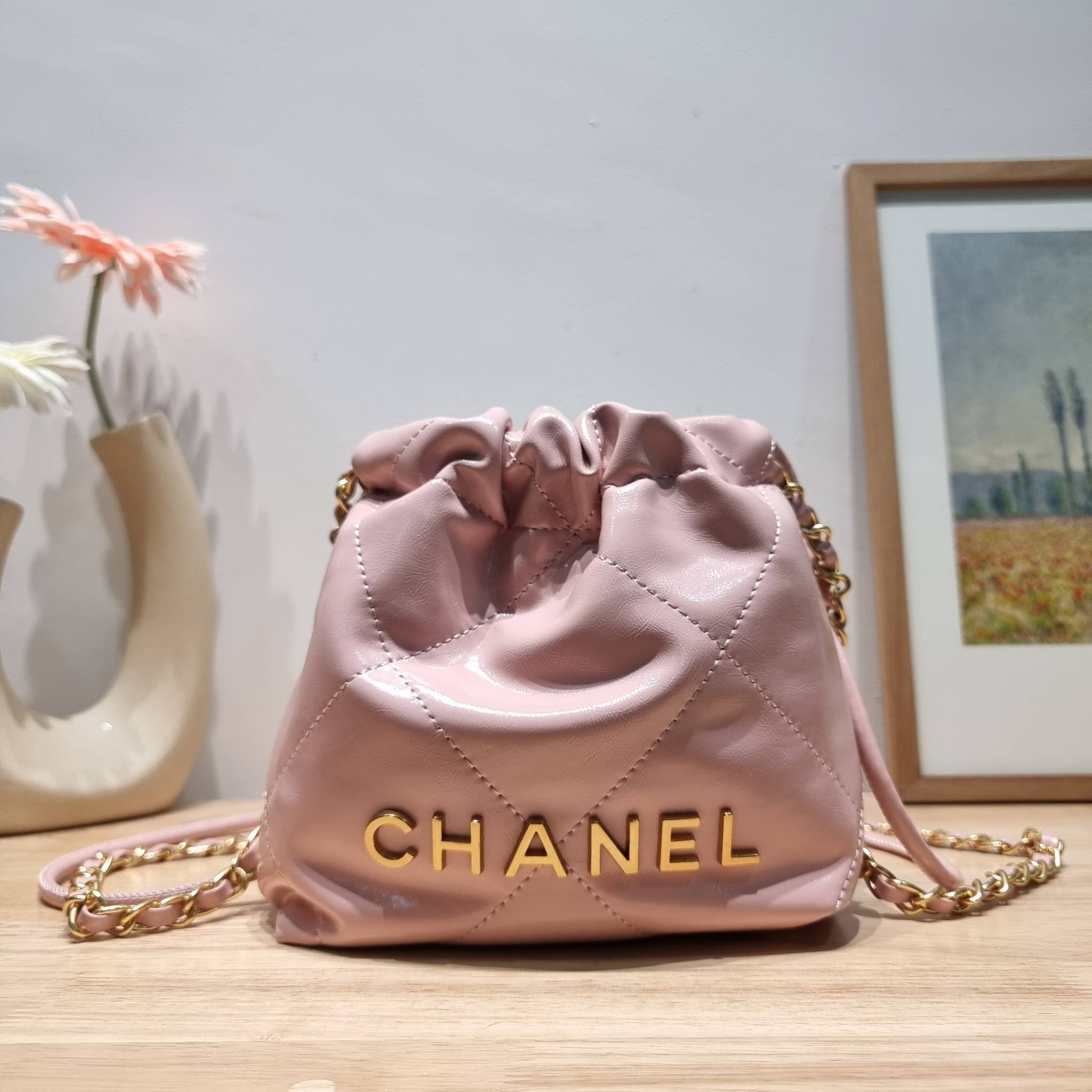 Chanel 22 mini bag / CHANEL 22 MINI HANDBAG พร้อมส่ง 4 สี กระเป๋าสะพาย ดีไซน์เรียบหรู โดดเด่นจากสายสะพายโซ่สีทอง และเหรียญโลโก้ ใช้ได้ง่ายๆไปเลยทุกโอกาส