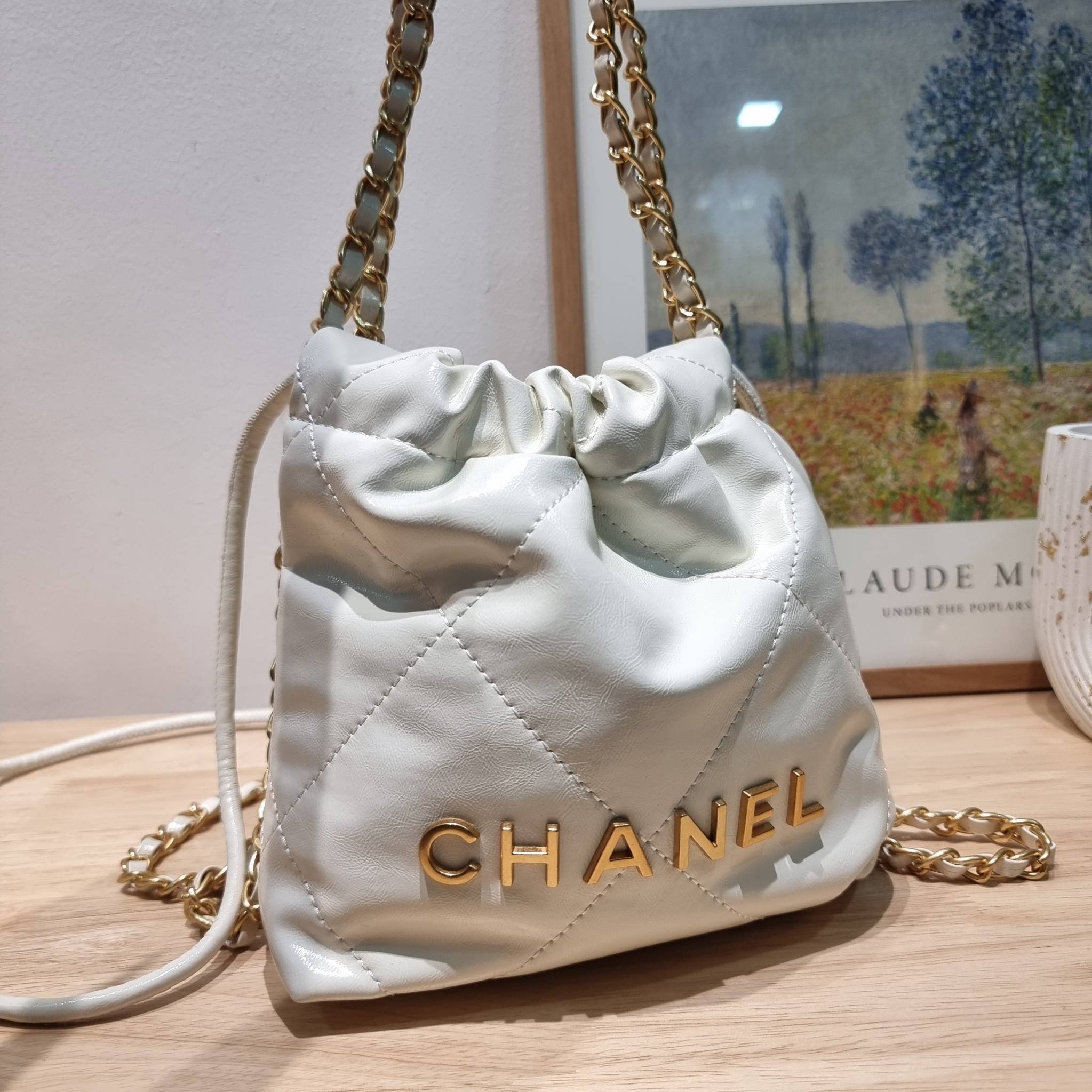 Chanel 22 mini bag / CHANEL 22 MINI HANDBAG พร้อมส่ง 4 สี กระเป๋าสะพาย ดีไซน์เรียบหรู โดดเด่นจากสายสะพายโซ่สีทอง และเหรียญโลโก้ ใช้ได้ง่ายๆไปเลยทุกโอกาส
