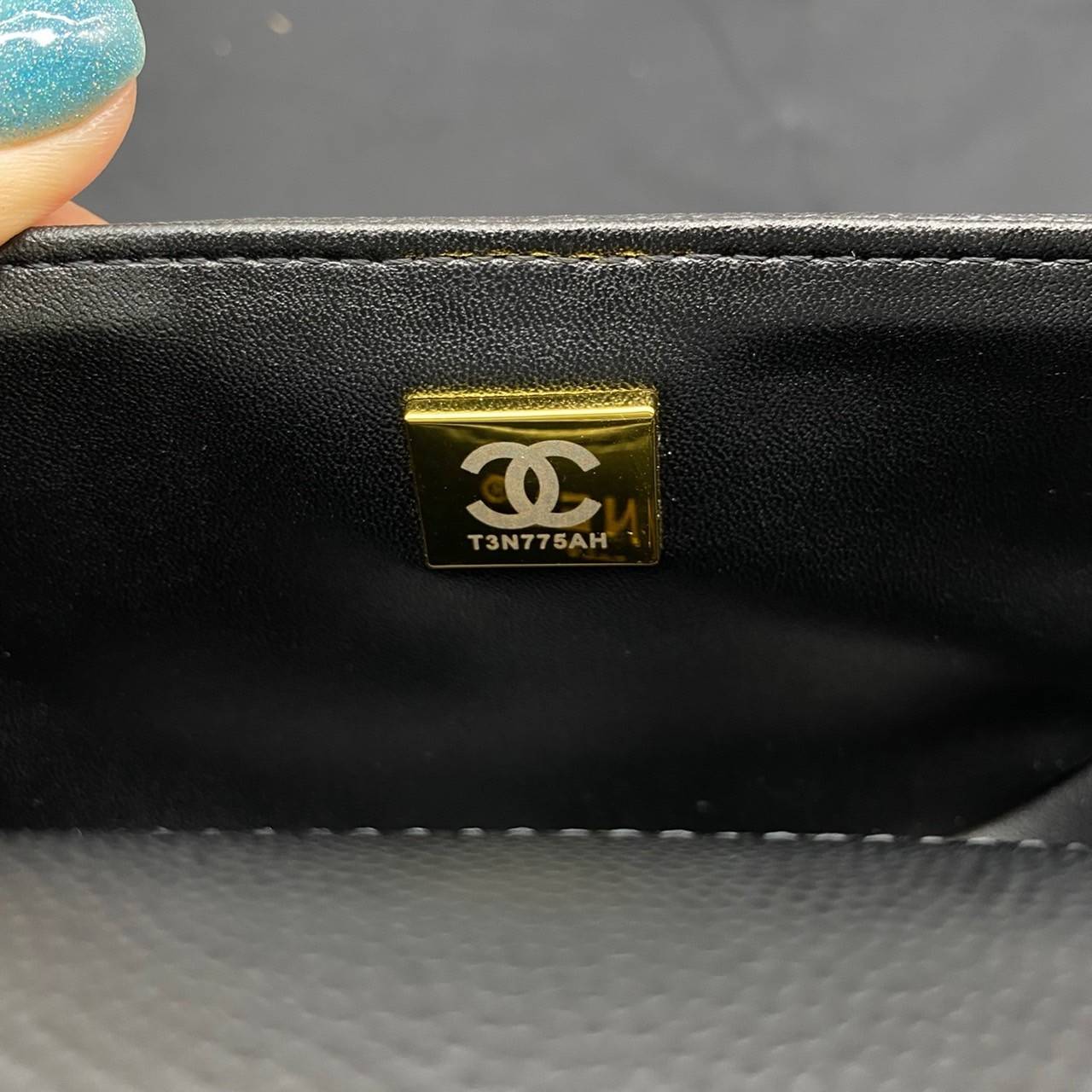 Chanel small boy messenger bag black caviar / Chanel 22A Boy 8" เกรดออริจินัล กระเป๋าสะพายทรง BOY Half Moon จากคอลเลคชั่น 22A รูปทรงโค้งเป็นตัว U ไซส์เล็ก หนังคาเวียสีดำ อะไหล่ทอง สวยเก๋มากๆ เลยค่ะ สายยาวสะพาย crossbody ได้นะคะ หรือจะทบสายแล้วสะพายแบ