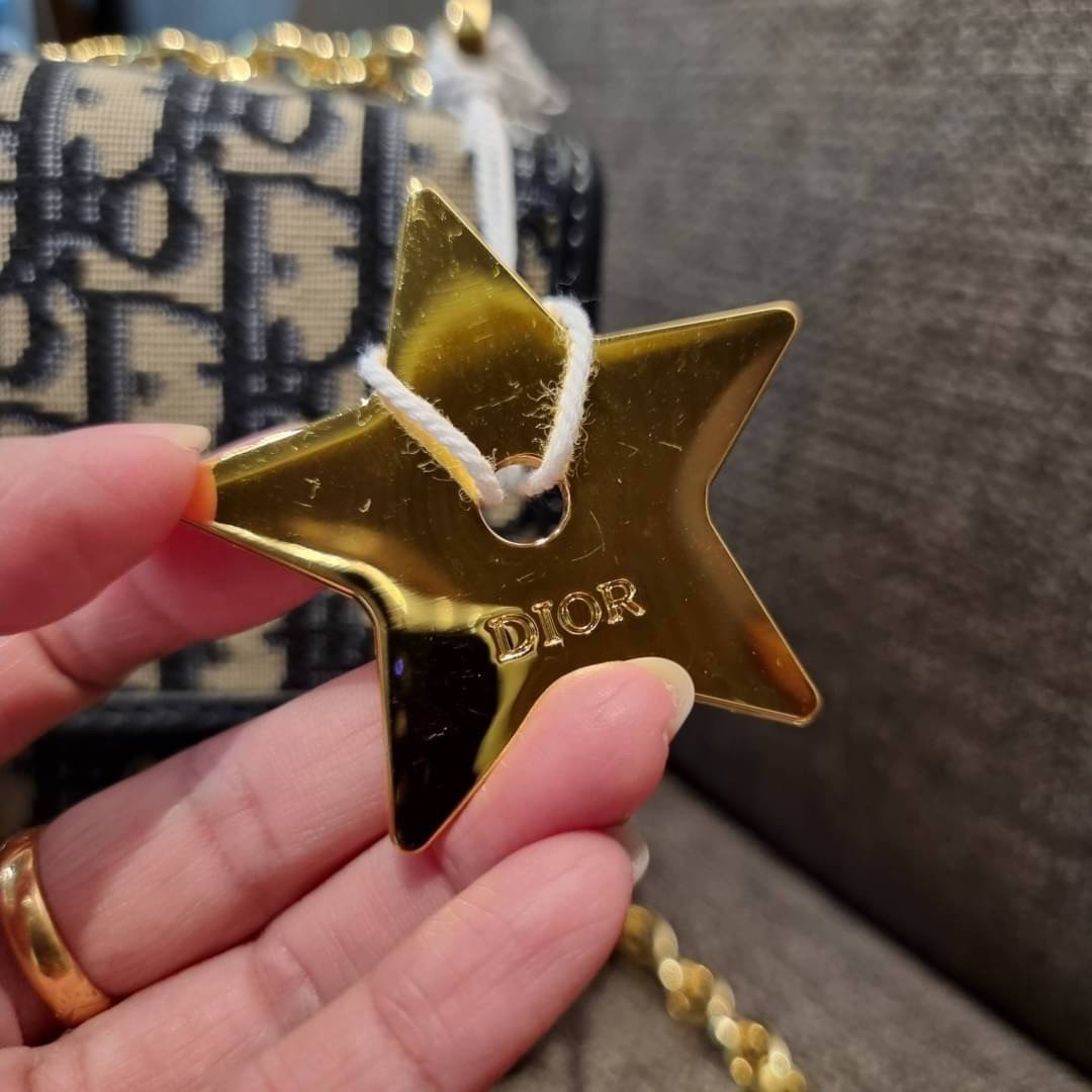 DIOR SET BAG / DIOR 30 Montaigne Bag / CD LIMITED EDITION GIFT BOX WITH GOLD STAR BOUTIQUE SET พร้อมเสิร์ฟครบชุด แรร์ไอเท็ม ที่ถูกรวมไว้ในหนึ่งเดียว กับ gift box limited จัดให้ทั้งกระเป๋าสะพายสุดหรู กระเป๋าสตางค์ใบสั้นรุ่นคลาสสิค ribbon เข้าเซ็ท และ gold 