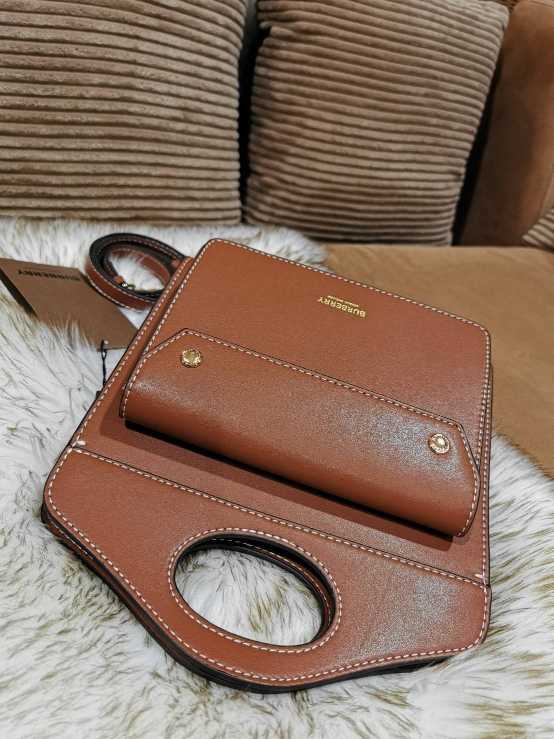 BURBERRY FRAGRANCES CROSSBODY BAG VIP GIFT WITH PURCHASE (GWP) พรีเมี่ยมกิ๊ฟ Limited Edition ใหม่ล่าสุดจาก BURBERRY PERFUME วัสดุหนังแท้ Calf Skin ทรงเหลี่ยม ดีไซน์สวยหรูอยู่ทรง ด้านหน้ามีช่องใส่ของ ภายในโล่งกว้าง มีช่องซิปแบรนด์ สามารถใส่กระเป๋าสตางค์ใบย