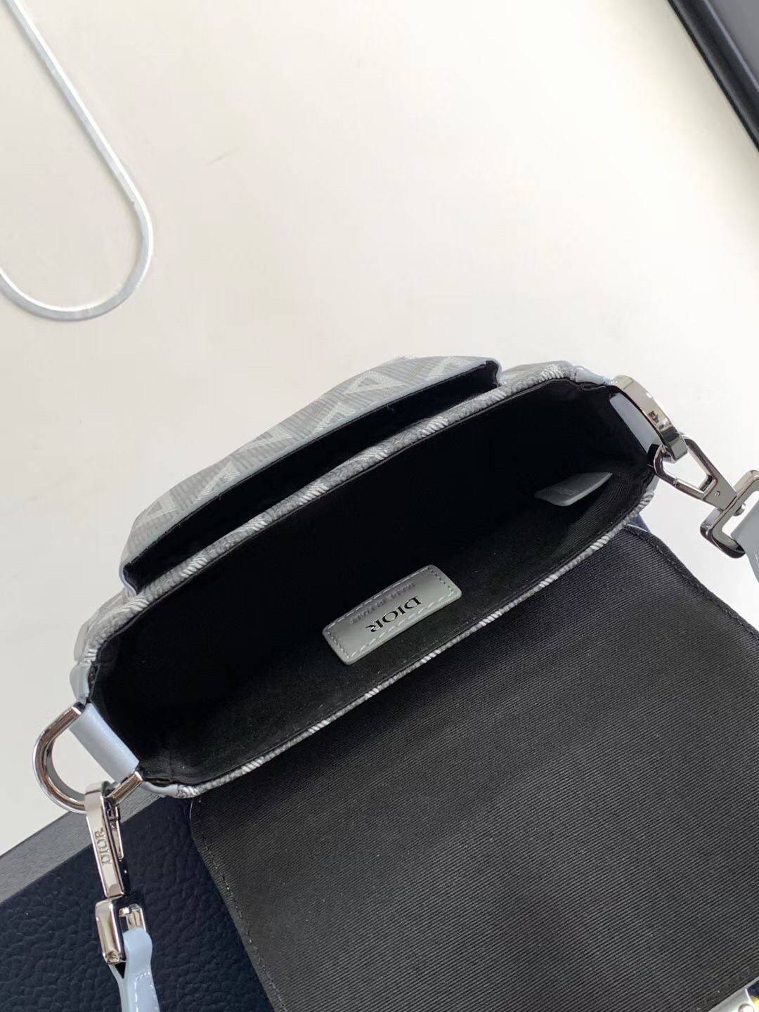 MINI DIOR HIT THE ROAD BAG / Dior Mini Messenger Bag / CD Diamond Messenger Bag ท็อปออริสลับแท้ เกรดดีสุด พร้อมส่ง กระเป๋าสะพาย รุ่นใหม่ล่าสุดคอล Summer 2023 ที่หนุ่มๆไม่ควรพลาด สวยหรูหราเป็นเอกลักษณ์แบรนด์