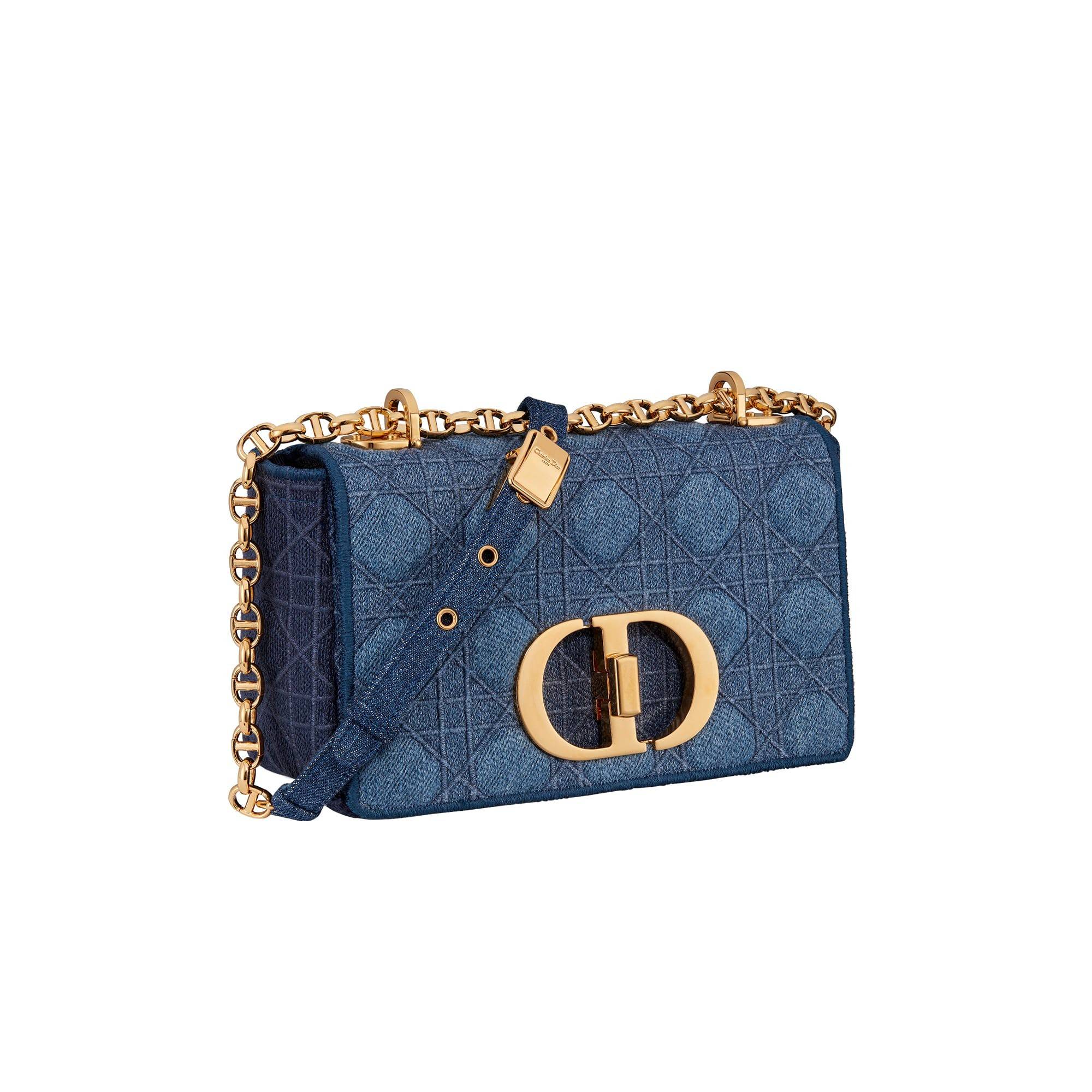 VIP CD SMALL CARO SHOULDER BAG / DIOR CARO / Dior Cruise 2021 Bag กระเป๋าสะพายข้างทรงสวย ดีไซน์ย้อนยุค ที่รอบนี้โดดเด่นเป็นเอกลักษณ์มากๆ ดีไซน์สีเดนิมคลาสสิค เปิด-ปิดด้วยอะไหล่บิดล็อค หรูหรา ใช้งานง่าย วัสดุผ้าเดนิมทนทาน ภายในเป็นช่องโล่ง มีช่องย่อย ด้านห