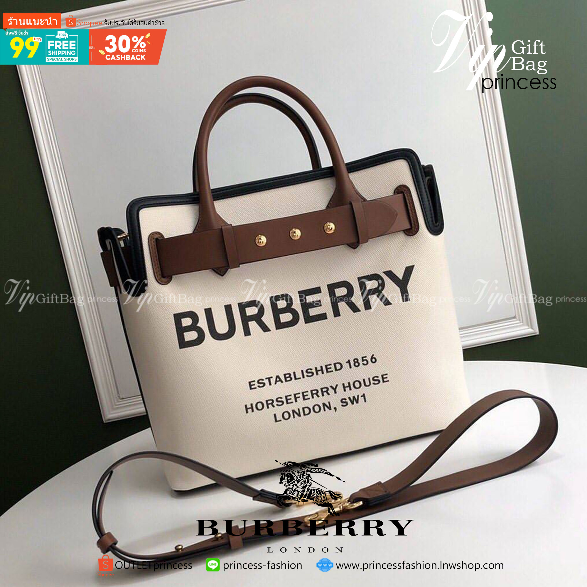 พรีเมี่ยมกิ๊ฟแท้ 100% 】BURBERRY FRAGRANCES TOTE BAG VIP GIFT WITH PURCHASE (GWP) กระเป๋าถือหรือสะพายพรีเมี่ยมกิ๊ฟ Limited Edition จาก BURBERRY PERFUME รุ่นหายาก วัสดุ Canvas & Leather ดีไซน์สวยมีเอกลักษณ์คาดด้วยสายหนังBeltประดับกระดุมสีทองด้านหน้า หูจับหน