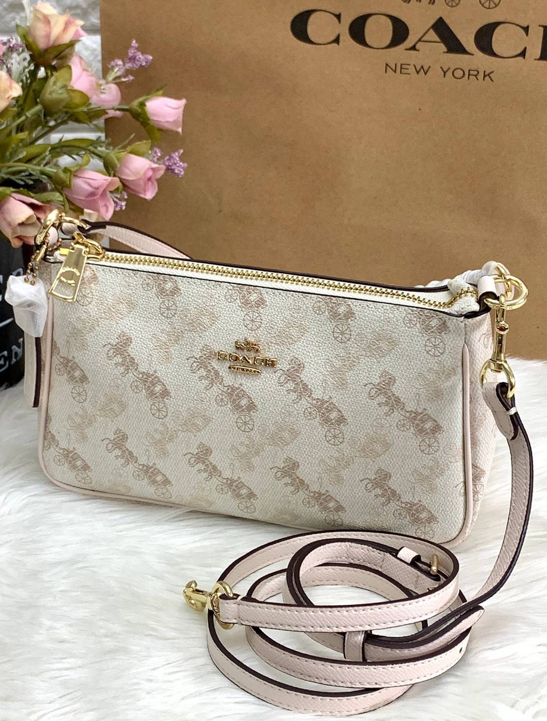 COACH POUCH HORSE AND CARRIAGE PRINT ((36674)) รุ่นแนะนำ ได้ไปไม่ผิดหวังแน่นอนค่ะ! กระเป๋าหิ้ว//สะพายไหล่//สะพายข้างได้ วัสดุ pvc นิ่มอย่างดี ลายรถม้าทั้งใบ สวยงามค่ะ เปิดปิดกระเป๋าแบบซิป ภายในสามารถใส่กระเป๋าเงินใบยาวได้;ของจำเป็นได้ครบค่ะ มีช่องเล็กให้ใ