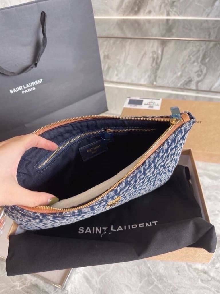 Saint Laurent Monogram quilted denim tablet pouch / YSL denim tablet pouch กระเป๋าทรงพอชดีไซน์ใหม่ ใช้งานง่าย สะดวก กะทัดรัด พกแท็บเล็ตติดตัวไปด้วยในกระเป๋าโมโนแกรมนี้ โดดเด่นด้วยเอฟเฟกต์แบบวินเทจและการเย็บตะเข็บแบบควิลท์ เป็นรุ่น unisex ใช้ไดทั้งหญิงชาย 