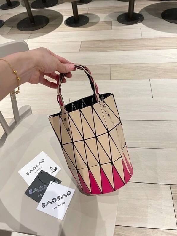 BAOBAO ISSEY MIYAKE BUCKET BAG / BAOBAO BASKET / ZIG-ZAG PATTERN TRIANGLE BASKET HANDBAG ภาพสินค้าถ่ายจากงานขายจริง ใช้งานต่างประเทศได้ค่ะ