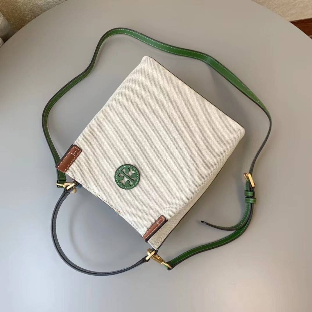 Tory Burch Blake Canvas Bucket Bag รุ่นใหม่ล่าสุด สวยไฉไลฝุดๆ แบบสวยคลาสสิค กระเป๋าทรงถัง วัสดุ Canvas สายหนังแท้ อะไหล่ทอง เปิด-ปิด ด้วยกระดุมแม่เหล็ก ด้านในโล่งมีช่องเล็กใส่โทรศัพท์ได้ น้ำหนักเบา สายสะพายถอดสายได้ crossbody ได้ ปรับระดับได้