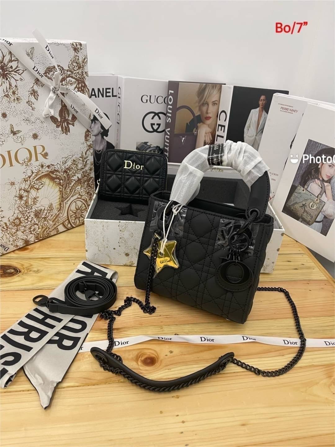 DIOR SET BAG / DIOR CD LADY BAG / CD LIMITED EDITION GIFT BOX WITH GOLD STAR BOUTIQUE SET พร้อมเสิร์ฟครบชุด น่ารักมากค่ะ ดีไซน์เรียบง่าย แต่แฝงไปด้วยความหรูหรา ทรงกล่องคลาสสิค