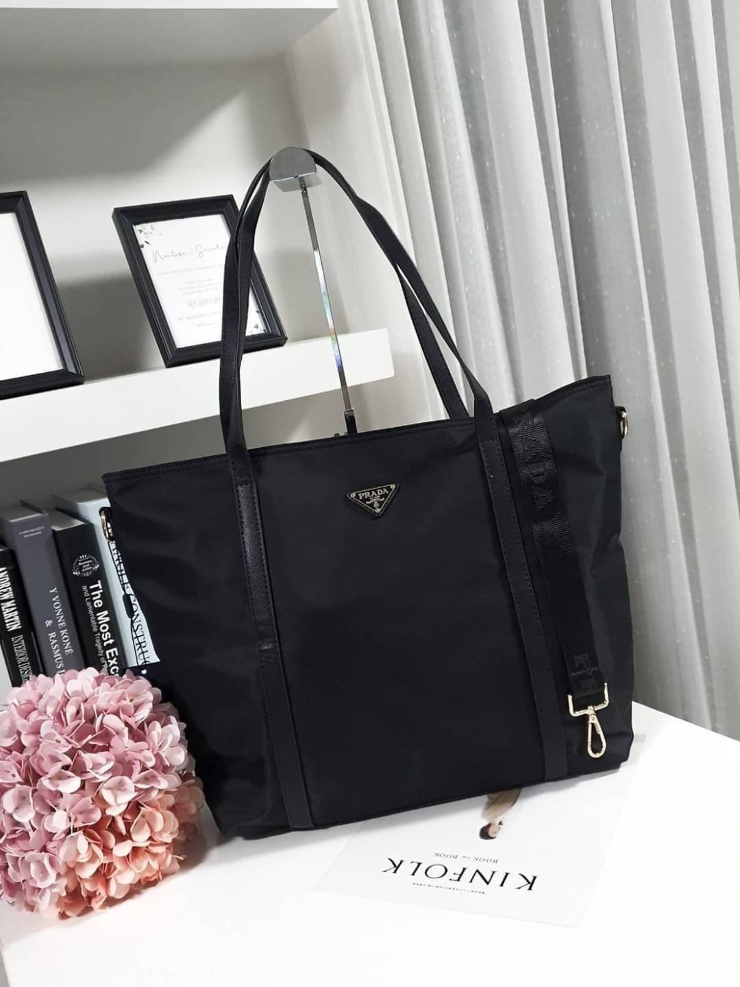 งานใบใหญ่ จากงานพรีเมี่ยมกิ้ฟ จากเคาเตอร์ต่างประเทศคะ แบรนด์ PRADA เป็น กระเป๋าผ้าไนล่อน ตามแบบฉบับของแบรนด์เลย หลงรักเลยคะ สะพายไหล่ได้ ถือก็สวยๆ ใช้แล้วสวยมากๆ มาพร้อมสายสะพายยาว ใส่ของได้เยอะเว่อร์ IPAD สมุด หนังสือ ขวดน้ำ ใส่ได้สบาย คุ้มราคามากคะ ห้าม